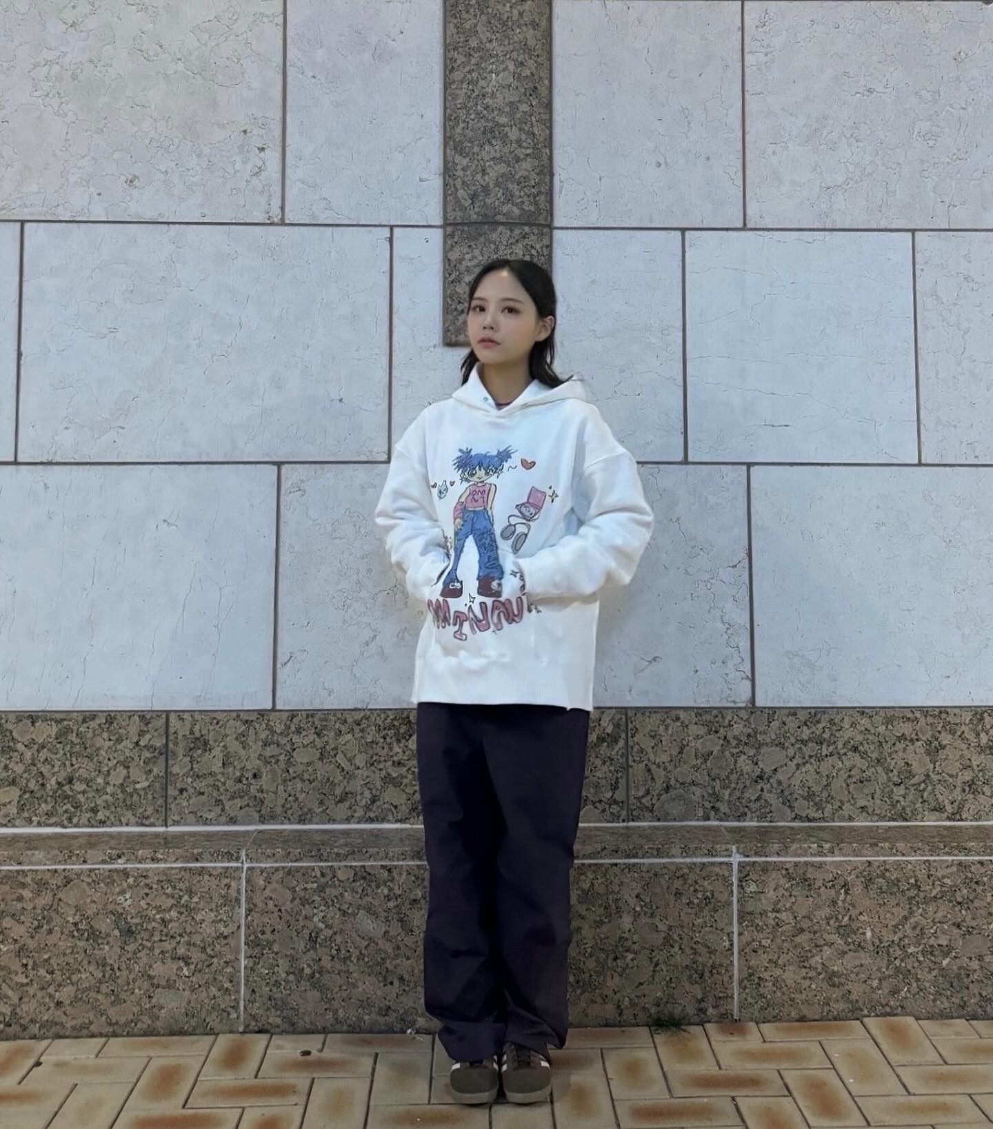 #협찬 

dmntseoul gvgstore

Keyring Girl Hoodie White

디자인 넘 졸귀인데 스트릿 무드도 있어서 힙함🕶️

GVG는 전세계 해외배송 플랫폼으로 
국내뿐만 아니라 전세계 배송이 가능한 플랫폼 👍🏻

GVG에서 어플 다운로드 받으면 
첫 구매 15% 할인쿠폰도 제공 👍🏻

#dailylook #오오티디 #outfit #y2k #키치 #좋아요 #좋아요반사 #옷스타그램 #오늘의코디 #패션 #해외배송 #Instafashion #oot #데일리룩 #ootd #street #hoodie #스트릿룩 #스트릿패션 #코디 #여자코디 #선팔 #맞팔 #팔로우미 #likesforlike #follow4followback #フォロー