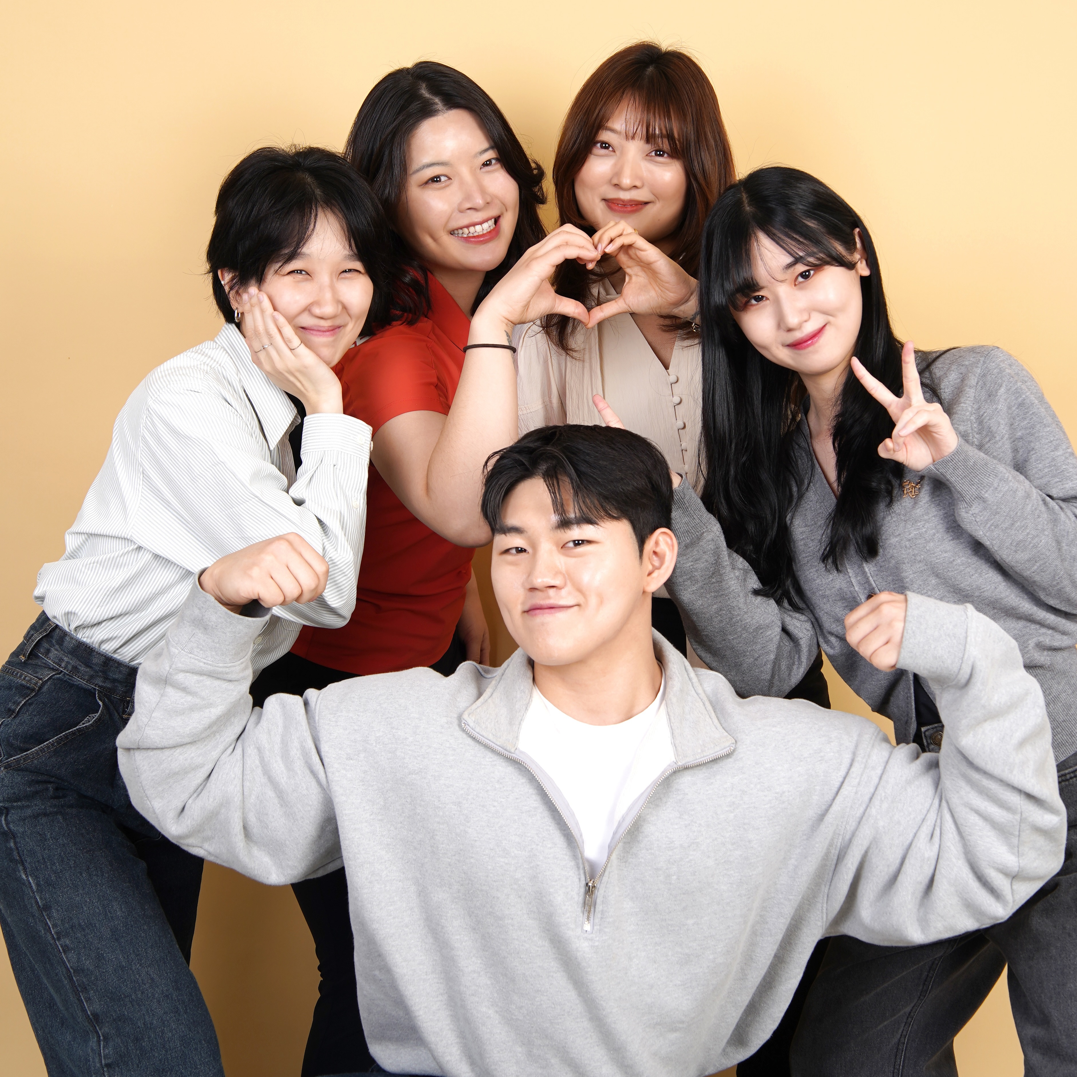 회사에서 찍은📸
커머스 가족 사진🥰
우리팀 너무 죠와💕✨

photo by. scenebyshin 
.
.
.
.
#커머스마케팅 #마케팅팀 #잠스트 #트라택 #하빈져 #팀사진 #용원님최고 #이미지사진