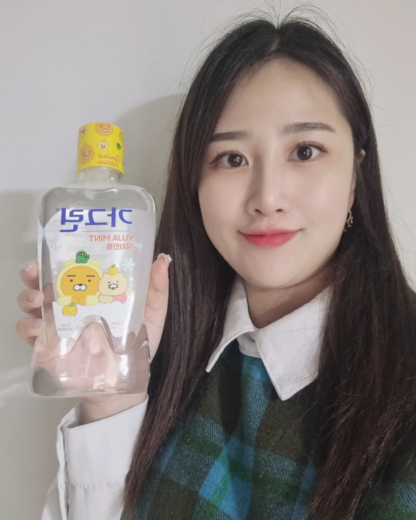 #광고 garglin_official 가그린 피치민트에 이어 한정판으로 생산된 가그린 유자민트 겨울에디션 너무 귀엽쪼 ⭐️💛✨️ 카카오프렌즈 라이언, 춘식이와 콜라보레이션해서 짱귀여워요
글구 구취 및 프라그제거, 충치 및 치은염 예방가능한 에탄올 무첨가 가그린이라 강추!
 상쾌하고 깔끔한 유자향, 순해서 구강청결제 초보자도 사용 가능해서 온가족 같이쓰기조아요 제품에 귀여운 춘식이/라이언 스티커 동봉되어있어가지구 졸귀탱 💛💛
올리브영에서 구매 가능하구 회사에서 미팅 전후, 야외 레저활동 시 사용하는걸 추천드려요 ~~
 #가그린 #유자민트 #가그린유자민트 #카카오프렌즈 #춘식이 #라이언 #구취제거 #선물추천 #올영추천템
