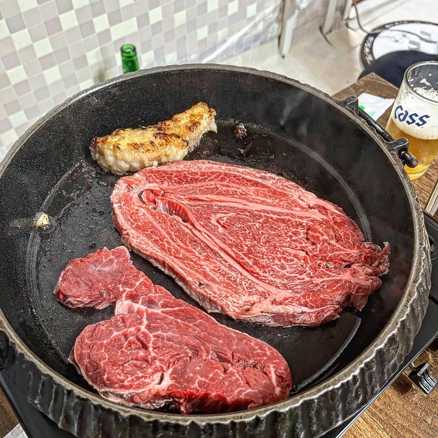 ✔️옥골한우정육식당

살치살은 미리 전화로 예약해야지만 먹을수 있음

자리는 따로 예약x 선착순임
주차도 x 알아서 주차해야함

살치살, 안심, 등심+갈비살 ,차돌박이 주문함

안심, 등심, 살치살이 맛있었다❤️

갈비살은 평범하고 차돌박이는
좀 느끼하고 질겼다 ㅜㅜ 먹을거면
그나마 가위로 반 잘라서 먹어야 느끼함이 들함 

서비스로 주신 등심 꽃살은
질겨서 안먹음 다른고기가 많아서
먹지도 못했음 

느끼해서 죽을것같을때 냉면 주문
냉면맛있다 차돌된장찌개도 밥 필수로 말아먹을것 대신 된찌는 고기다먹고 먹어야함 

사이드메뉴가 저렴해서 좋은듯 
자세한건 블로그에 있음 😛

▪️ 한우등심+갈비살(600g) ₩125,000
▪️ 안심 (600g) ₩115,000
▪️ 살치살(600g) ₩138,000
▪️ 한우 차돌박이 (300g) ₩70,000
▪️냉면 ₩4,000
▪️ 한우 차돌 된장찌개 5,000

#먹스타융_인천
#먹스타융_송도

☎️ 032-858-2077
12:00-22:30
📍옥련동 315-3
👉🏻 주차x