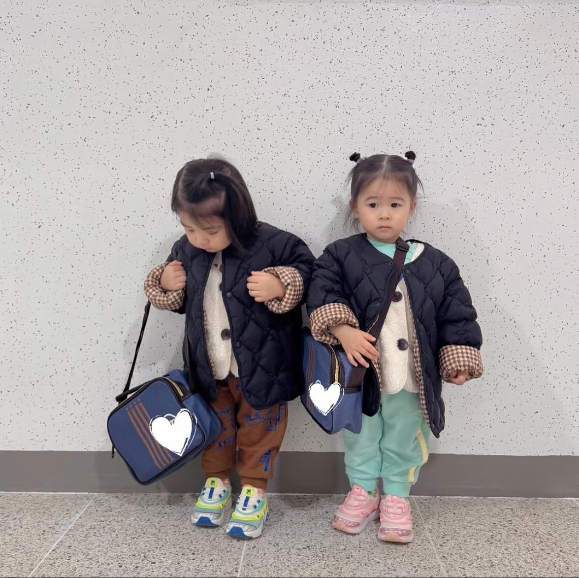 제제둥이, 드디어 어린이집에 가요✨

짐이 많지 않(았다고 생각했지만 짐폭탄에 놀라버림😳)다고 생각해서
사부작사부작 옮기다가 몸살 직전😖
여전히 정리되지 않은 짐더미 사이,
단지내 어린이집도 개원을 해버려서(?)
부랴부랴 정신없는 일주일을 보냈답니다.

물론 적응기간이라 저랑 계속 함께 다니긴 했지만(낮잠 전까지)
새동네, 새집, 새어린이집인데다가
아예 첫 등원이다보니 이래저래 걱정이 많았는데
생각보다 재미있어하는 것 같아요!!

이제부터는 입구에서 인사하고 가면 된다고 하시는데ㅎㅎㅎㅎ
될까요..??
울고불고 난리날까봐ㅎㅎㅎㅎ

그나저나 아침에 등원룩 어케들 찍으셔유
둘이 옷 챙겨입히고 현관문 나서기도 힘들ㅁ...

-

1209 / D+786 🫧

#쌍둥이육아 #25개월아기 #남매둥이 👦🏻👧🏻 
#등원룩 #겨울등원룩 #첫어린이집 #등원축하해 💛💛