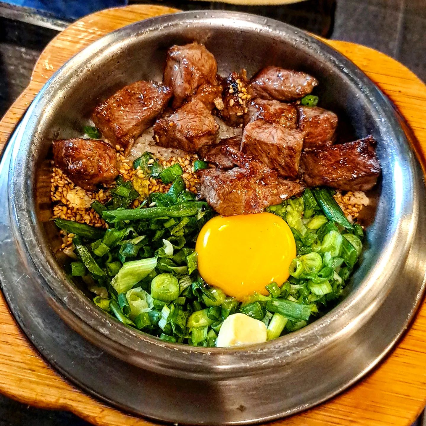 송리단길 정갈한 솥밥 맛집 <솔솥 송리단길>
송파구 잠실 석촌호수 앞 송리단길에서 가장 맛있는 프리미엄 한식 솥밥 맛집 추천드려요!

송리단길에서 친구랑 놀다가 솔솥에 와서
스테이크 솥밥, 갈치순살 솥밥 이케 주문했어요

솥밥은 메인인 솥밥을 중심으로 몇가지의 반찬과 밥을 덜어낼 수 있는 그릇, 누룽지를 만들 수 있는 물까지 정갈하게 나오는데

스테이크 솥밥은 고기와 함께 노른자를 터트려서 비벼먹을 수 있는데 맛있는 스테이크 조각들이 참 많이 들어있었어요!

갈치순살 솥밥이 진짜 만족스러웠는데 뼈가 하나도 없어서 먹기 좋은 순살갈치가 아주 통통하고 커다란 사이즈로 촉촉하게 구워져서 솥 안에 꽉 차게 들어있었고 요거 김에 싸먹으면 진짜 맛있어요!!

다먹고나서 누룽지까지 먹었는데 한끼 정말 든든하게 잘 먹고가는 식당이였어요

송리단길 데이트할때 갈만한 맛집으로 추천합니다~

위치
서울 송파구 송파동 50-11 102호 솔솥
.
.
.
#솔솥 #솔솥송리단길점 #송리단길맛집 #송파맛집 #송파구맛집 #송파한식맛집 #한식맛집 #잠실맛집 #석촌호수맛집 #솥밥 #스테이크솥밥 #갈치솥밥 #순살갈치솥밥 #잠실데이트 #송리단길데이트 #석촌호수데이트 #먹스타그램 #먹스타 #먹팔해요 #먹스타맞팔 #좋아요반사 #좋반 #좋아요테러