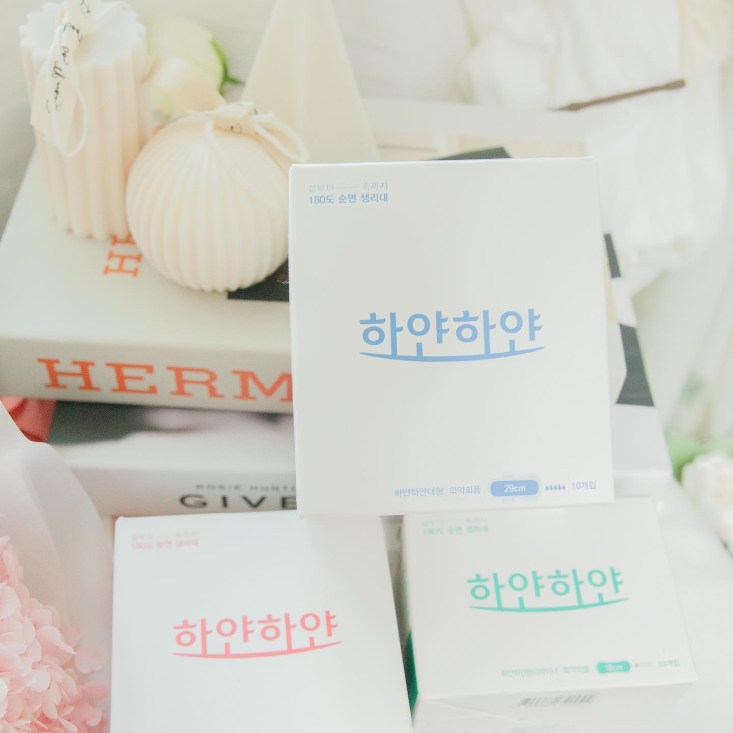 #협찬

출산 후 본격적으로 시작된 생리 그리고 생리통...
육아에 예민한 생리통까지라니...
그런데 생리통도 생리대의 화학성분이 원인이 될 수도 있다는 거 아시나요?
면생리대를 쓰고 싶었지만 바쁘디 바쁜 삶에 손수 빨아쓰는 면생리대는 생각만해도 불편...

몸 생각해서 알아본 하얀하얀은요-
커버부터 흡수시트까지 100% 순면으로 되어있다는 사실 !

모두가 하얀하얀을 썼으면 하는 바램 그 자체에요 !

신규회원가입쿠폰 2,000원 지급
정기 배송 신청 시, 무료배송+적립금2배+팬티라이너 1팩 증정
특별세트 10+10팩+3% 추가할인
6+6반값세트

#면생리대 #순면생리대 #초경생리대 #하얀하얀 #그날일때는 #하얀하얀생리대