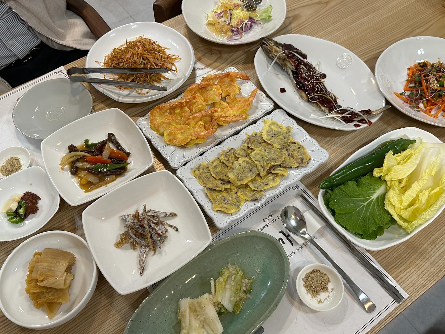 테이블에서 바로바로 부쳐주는
육전 새우전
후식까지 완벽 굿굿! 
#광주맛집#매월동#은가옥