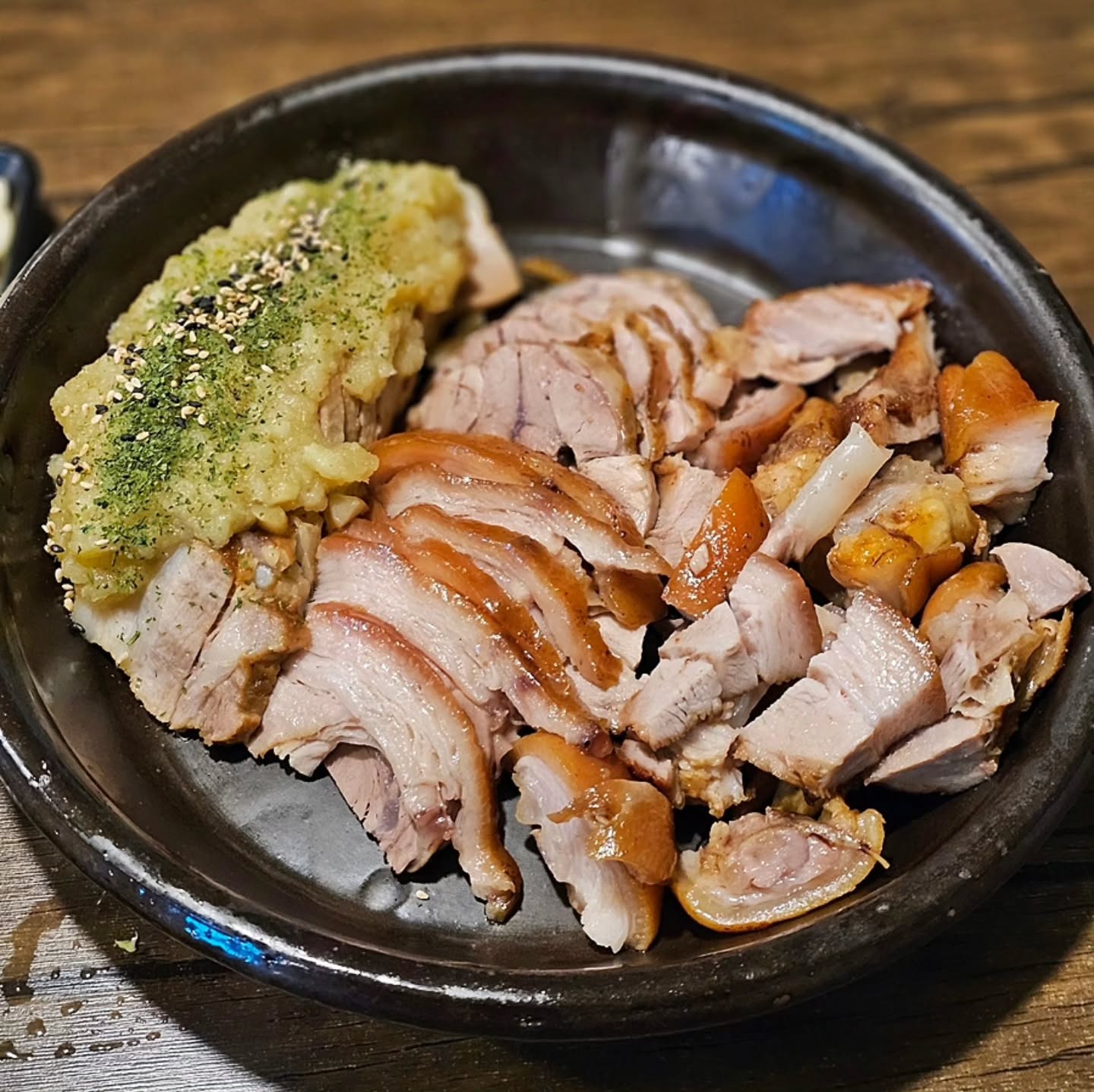 #우리동네맛집

매번 배달주문으로 맛보다가
처음으로 매장 식사 해본
#도야족발무거점 🐖

✔️부들부들 보쌈 한 점
✔️쫄깃탱글 족발 한 점
✔️알싸한 마늘소스까지

🛵배달음식도 맛있었지만
역시나 주방에서 갓 나온 음식이 최고🍽

도야족발 무거점에서는 특이하게
만둣국을 준다~
너무 맛있엉~

🍴족보세트 小 (2인분) - 39,000원
🍴마늘소스 (추가) - 2,000원

✔울산 남구 대학로147번길 47 1층
✔무거동 행정복지센터 인근
✔매일 16:00 ~ 01:30

⭕️주차장 있음
⭕️단체석 있음, 각종모임가능

#무거동맛집 #무거동족발맛집
#무거동보쌈맛집 #무거동단체모임
#무거핫플 #울대핫플