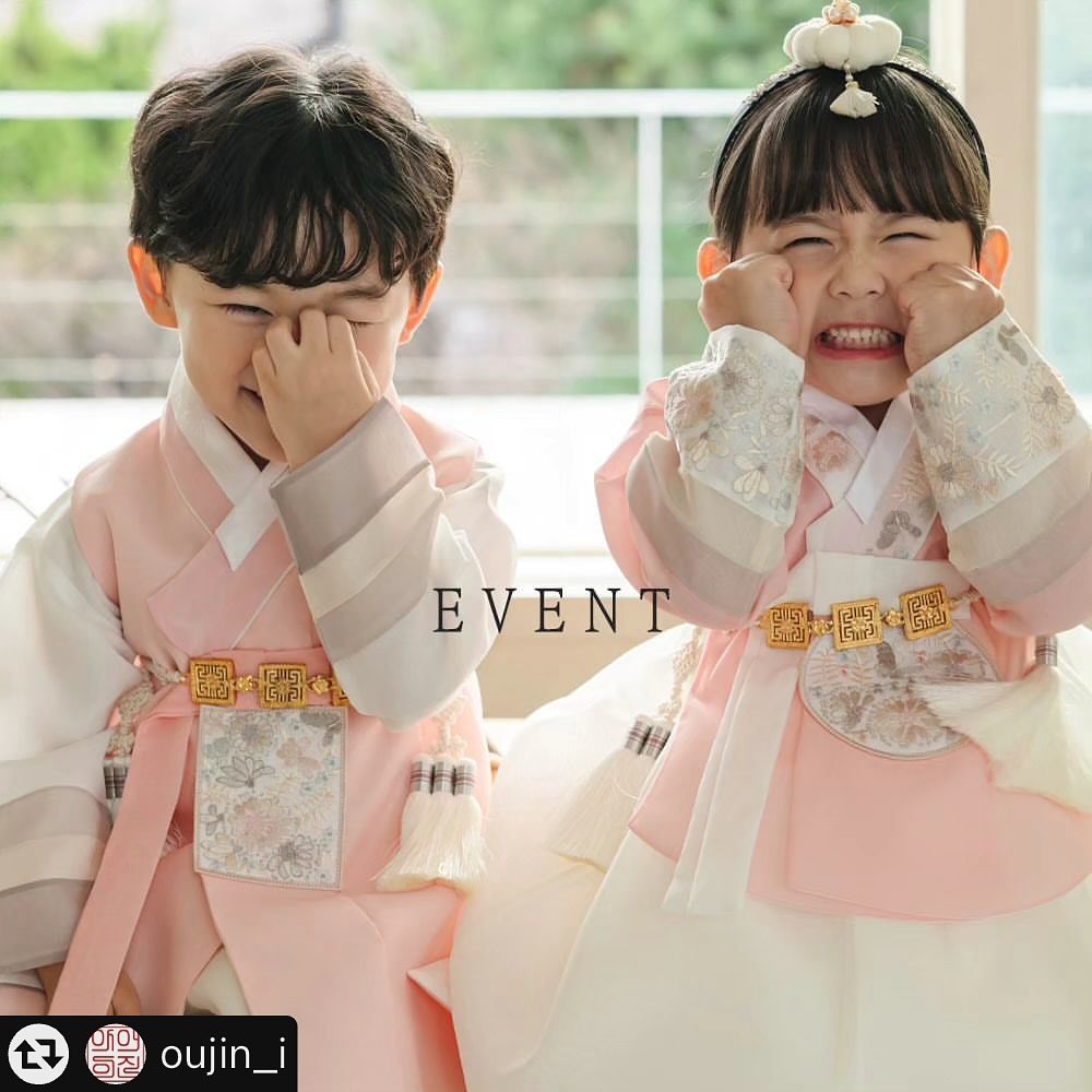 한복 잘 어울리는 우주에게로🤍
oujin_i 

#리그램 - oujin_i by get_multi_repost
[어진아이]

EVENT 공지📣

24년 설 맞이하여
이벤트 준비했어요^^

총 10분!!
10명의 아이들에게 한복을 보내드릴께요

아이가 한복입은 모습을 
예쁘게 사진으로 담아주실 분들 환영합니다^^

✔️한복은 랜덤으로 아이에게 어울릴만한  디자인으로 발송됩니다
✔️디자인,사이즈 또한 교환은 안되니 양해부탁드립니다
✔️✔️타 사이트 중복신청 안되니 양해부탁드려요(중복신청시 자동탈락됩니다)
ㅡㅡㅡㅡㅡㅡㅡㅡㅡㅡㅡㅡㅡㅡㅡㅡ

🔆참여방법🔆

1 oujin_i 팔로우 해주세요

2 본 피드에 ’좋아요‘ 꾹 눌러주세요

3 본 피드 중 맘에드는 사진을 골라 리그램해주세요 

ㅡ필수해시태그ㅡ
#남아한복 #여아한복 #유아한복 #어진아이

4 리그램 완료 후 본피드에
  아이의 성별/신장/몸무게 댓글로 달아주세요

5 친구들 태그^^ 마구마구 소환해주세요^^

☆1~5 모두 완료하신분만 이벤트에 참여됩니다☆

🔆모집 인원🔆
 10명 
 (백일~160cm이하의 아이)

🔆모집 기간🔆
 1월 2일(화) PM3:00
 ~1월 8일(월) PM6:00 까지 입니다

🔆당첨자 발표🔆
 24년 1월 11일 (목)

🔆당첨 후 활동🔆
 1 택배수령 후 일주일 동안 피드 1개이상
  올려주세요 

 2 필수 해시태그를 꼭 달아주세요

 비공개 계정 ❌❌️
 이벤트 헌터 ❌❌️
 수령 후 잠수 ❌❌️

예쁘게 리뷰 올려주실분들 환영합니다♡♡

우리 아기들이 더 귀해지도록
우리 아기들이 더 예뻐지도록
우리 아기들이 더 빛나도록
어진아이는 노력합니다

어진아이가 비록 최고는 아니지만
어진아이로 인해 우리 아기들이
최고가 된다면 그걸로 만족합니다

#어진아이한복 #남매한복 #추석한복
#아기한복 #남자아이한복 #여자아이한복