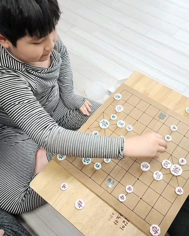 서울 가면 아토랑 할아버지랑 한팀으로 영화관, 박물관,서점 가서
나랑 남펴니는 편하게 쇼핑도 하고 낮맥도 하며 데이트👩‍❤️‍👨
이시간쯤은 영화 끝나고 영풍에 있겠지? 하며 에스칼레이터 타고 내려가는데 진짜 책 고르는거 바로 찾음ㅋㅋㅋ
집에 오는 길에 장기 사와서 남자 3송은 장기 두고 과학실험도 하고 어머님하고 나는 #아포가토🍨 먹으면서 휴식

#평화롭고여유로운시간 #서울오면신나게놀아라 하시는
#어머님감사합니다❤️ #아토봐주셔서 #아버님감사합니다🙆 
#데이트 #낮맥 #쇼핑데이 #서울일상 #오늘아님