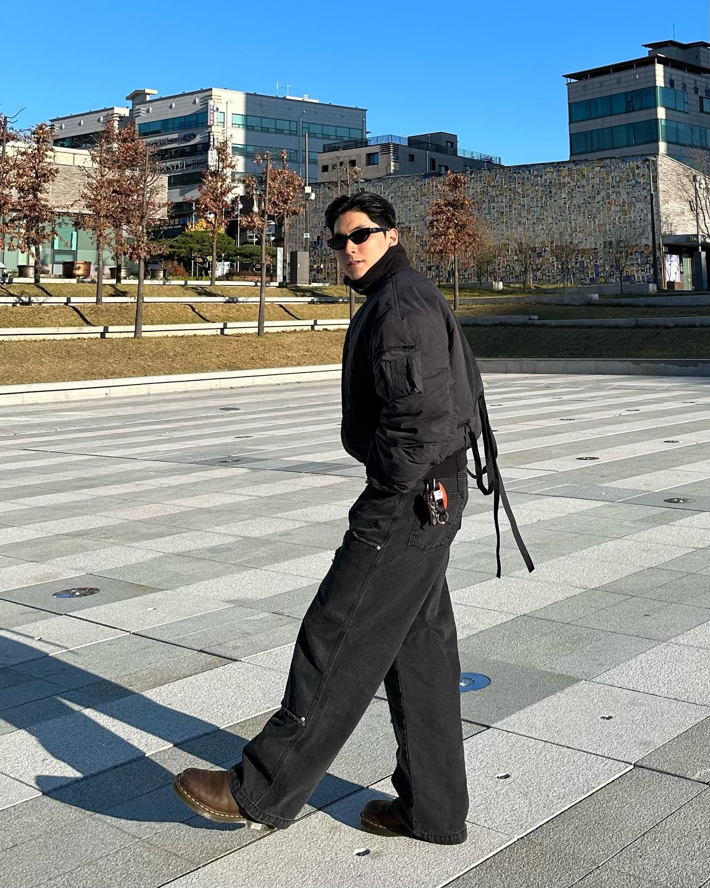 이번 겨울 시즌 준비는
진짜 제가 좋아하는 취향들로
제가 고등학교때부터 동경했던 스타일을
옷장에 꽉꽉 채워넣어 준비했습니다.

저는 패션과 일면식도 없이 첫 대학생활을 시작했고
핀터레스트에서 스타일링을 참고하며, 유튜브를 보면서
옷장을 하나둘 채워갔던 게 시작이었습니다.

내가 진정 추구하는 취향
나를 돋보이게 해줄 수 있는 스타일
여러해를 거듭해도 오래 입을 수 있는 옷들을
찾느라 꽤 애를 먹었습니다.

사실, 모든 남자분들의 매년 숙제 같기도 합니다.
나의 취향, 나를 빛나게 해주는 스타일, 오래 입을 수 있는 옷.
이런 옷들로만 옷장을 채운다면 든든하겠죠.

실루엣이라고는 보이지 않는 오버함을 넘어선 포대자루핏과
젠더리스해서 성별의 구분과 경계가 명확히 보이지 않아
저에게는 어울리지 않는 옷들 사이에서
사고 팔고 교환하고 환불하고 많은 시행착오와 우여곡절을 겪어
그래도 꽤 오랜 시간 일관성있게 유지하지 싶은 저만의 색을
올겨울을 맞으면서야 찾게 되었습니다.

작년 겨울 더블니, 카펜터 디테일의 데님 팬츠를 고프코어와 접목해보기
시작하면서 였던 것 같은데
그때 입었던 더블니, 카펜터 스타일의 팬츠들은 여러 브랜드의 제품들로
가득 채웠고 
고등학교 시절부터 벌키하고 남성스러운 봄버 혹은 마원 자켓을 동경했던
저 인지라 여러개의 마원 자켓도 눈독 들이던 것들 위주로 채워넣었습니다.

와이드 실루엣의 오리지널리티한 카펜터 데님부터 컨템, 트렌드를 섞은 카펜터 데님들
그리고 오버하지 않고 저스트한 핏의 데님 트러커 자켓에 벌키한 마원자켓과
빈티지한 브라운 컬러감의 클래식&캐주얼한 부츠 혹은 ROA 스니커즈로 마무리하면서
허리춤에 키링까지 걸면 상남자스러운 스타일링에 금상첨화라고 생각됩니다.

제 상상속이지만 
마치 90년대 서부영화에 나올 법한 유광의 젤을 뜸뿍 발라서 올백머리를 한 carpenter 혹은 air force들이
매일같이 빈티지하게 입었을 법한 스타일을 지금 현대의 색으로 재해석한게
이번 겨울부터 취향으로 자리를 잡아버린 것 같습니다.

뭐 아무튼...
오랜만에 글을 신나서 써봤더니 혀가 길었네요. 죄송합니다.
다들 행복한 금요일 되세요.