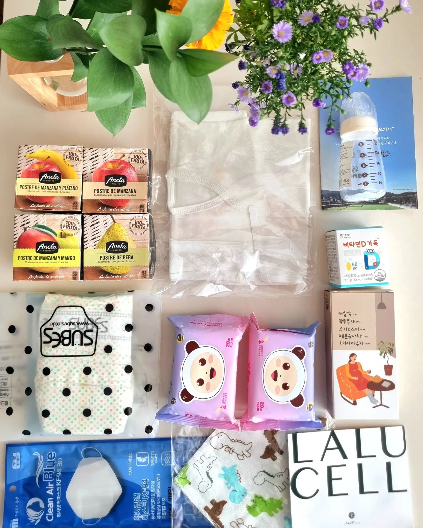 두 달전 일등맘 산모교실에 다녀와서 한살림 얻어왔는데, 일등맘 카페로 알게된 '코보맘 박스'를 신청했는데 운좋게 당첨이 되었어요:)😊

육아용품 8월당첨으로 11종이 당첨이 되었는데 오매불망 기다리던 상품이 오늘에야 따끈따끈하게 도착했습니다 (내용은 아래와 같음)🤗

함소아 비타민D +이지맘 5종차 + 아넬라 유기농 퓨레 (배, 망고)+ 스카프빕 +슈베스 기저귀 샘플 + 유비맘젖병 + 라루셀 스킨케어 샘플 _+달곰이 물티슈 +KF94마스크 + 파스퇴르 저고리🥰

안그래도 비타민 D가 부족한 산모라 함소아 비타민이 얼마나 반갑던지요 :) 물마시기 싫어하는 저에게 이지맘 5종차는 정말 건강 달콤한 간식이였고, 슈베스 기저귀와 스카프 빕같은건 다다 익선이잖아요 ㅎ 이번 유비맘 젖병과 저고리  젖병까지 받고서 갯수를 헤아려보니 배넷 저고리는 안사도 되겠다는 생각이 들더라구요☺️

라루셀은 원래도 쓰고있던 브랜드라 반갑고 달곰이 물티슈는 요새 들고다니면서 쓰고있는데 세상 도톰하고 편하고, 아넬라 퓨레는  저도 먹어봤고 100프로 원물을 갈아서 만들어서 안심인데, 동네 꼬마 귀여운 다은이가 좋아하는 간식인지라 선물로 주기도 딱이더라구요~🤭

매달 161명 경품을 뽑고 있고, 선물 곳간이 아주 넉넉하여 받는이로 하여금 함박웃음을 짓게하는 코보맘박스 완전 추천드려요 예비맘/ 육아맘 누구나 신청가능하구요 이것 뿐만아니라 다른분들은 젖병소독기도 당첨되고 차렵이불도 당첨되서 너무너무 부러운 선물도 많답니다! 역시 육아는 정보빨 템빨 아니겠어요 :)🤔

동네방네 소문내어 봅니다! #야너두탈수있어 🤫

no1.mom
-
#무료임신축하선물  #산모교실 #코보맘박스 #당첨이란_될때까지_해보는것 #푸짐하네