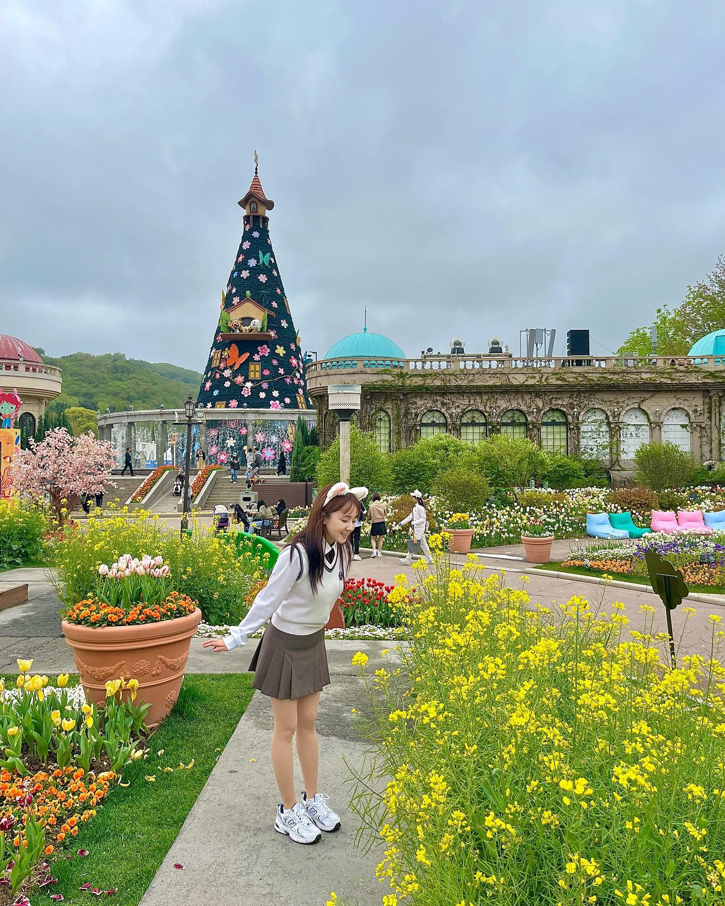 츄러스 맛집 ꪔ͈̮ 고딩루아 ｡·͜·｡

📍환상의나라 에버랜드 

🎡 4월 20일 목요일에 갔는데 눈치게임 실패‼️
현장학습온 학생들이 너무 많아서 주말처럼 놀았어요! 기구 하나당 1시간은 기본으로 기다렸습니다
🍯 스마트 줄서기는 사파리를 먼저 하시는걸 추천드려요❕사파리 스마트 줄서기 실패해서 90분 기다렸어요 🥹
🕐 10:00 ~ 22:00 
입장 후 부터 사파리 스마트 줄서기가 가능하니 10시 개장 후 바로 입장 추천드려용!!
 
💌 궁금하신게 있으시면 DM 주세요💌
