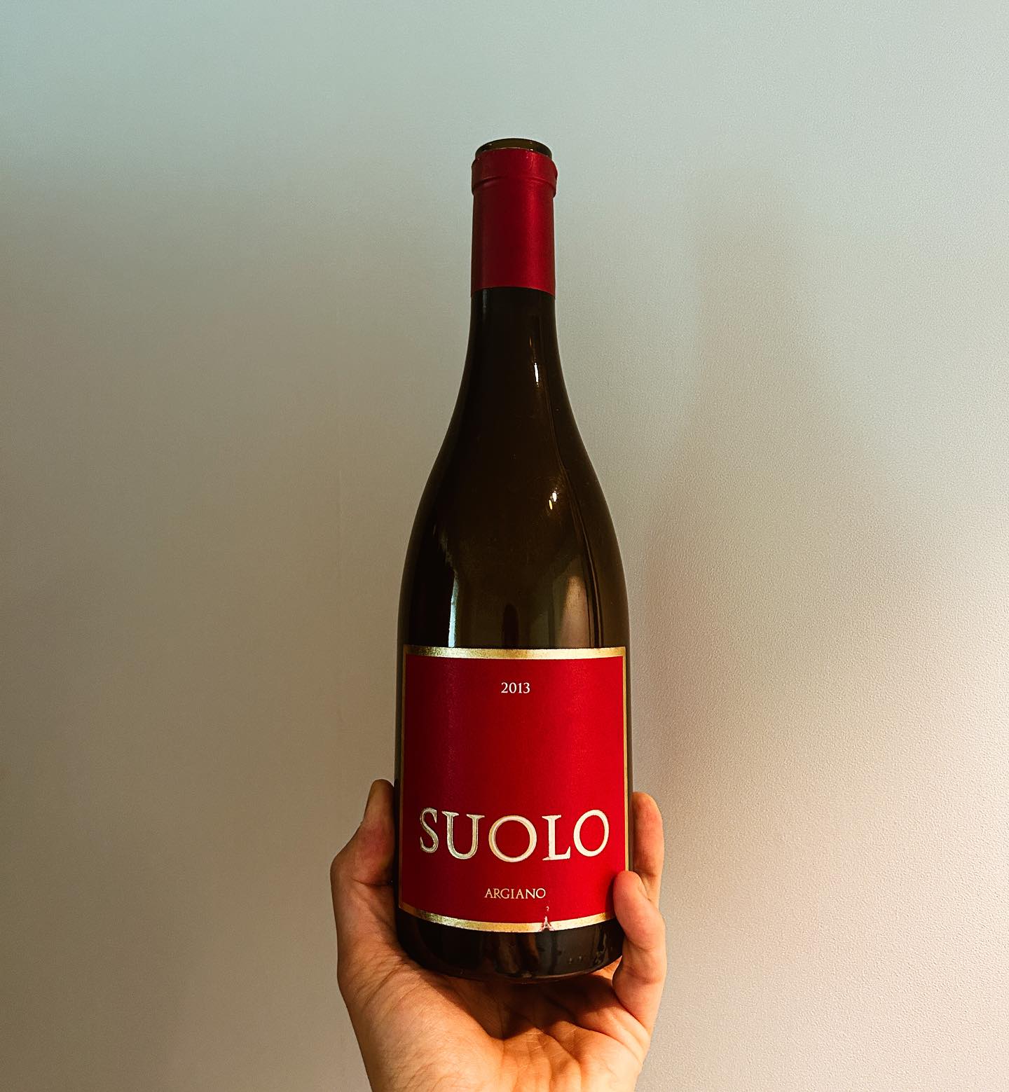#와인기록

📌 Argiano, Suolo 2013
[ 아르지아노, 수올로 2013 ]

생산 ; 이태리 > 토스카나
품종 ; 산지오베제
시음 ;
- 짙은 루비색
- 블랙 베리, 블랙 체리 등의 잘 익은 검붉은 과실향
- 붉은 과실향이 좀 더 느껴짐
- 오크, 다크 초콜릿, 스모키한, 가죽, 젖은 낙엽, 흙 내음, 감초, 스파이시
- 묵직하면서 부드러움의 공존, 훌륭한 밸런스

한 줄 요약 : 수올로... 이건 정말 마시면 수올로(소리) 질러~

* 개인의 주관적인 의견으로 해당 와인 전체에 대한 평가는 아닙니다.

argiano1580
vinovino_co_ltd

[ 읽을 거리 ]

:: 1967년, Brunello Consorzio의 창립 멤버인 와이너리
:: 아라 야누스 ; Ara Janus 지명에서 유래된 것으로 알려짐
:: 2013년에 브라질 비즈니스 그룹 Bernardino Sani에서 인수
:: BDM, RDM 외 IGT 와인 ; Suolo, Solengo, Non Cnfunditur를 생산
:: Suolo는 ’Soil 토양‘이라는 뜻
:: 2000년대 후반 Brunellogate 브루넬로 게이트 스캔들 연루
; 허가되지 않은 포도를 사용한 사건
; 최종 결론은 혐의 없음