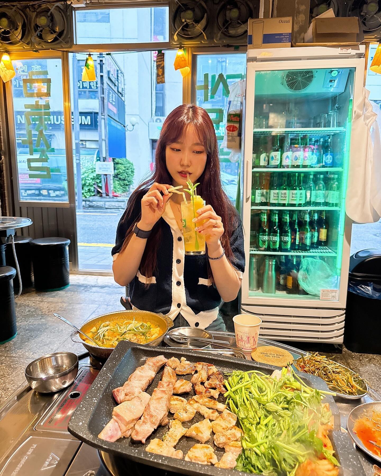 미나리 삼겹 #김숙성

🌱노포 감성 미나리삼겹살 맛집 ”김숙성“이에요
양념게장이 기본찬!
엄청 맛있었던 파김치
완벽했던 삼겹살 맛집이었어요
먹는내내 감탄만 나오던🫢

🥓드라이에징 숙성육을 
가성비 있게 즐길 수 있어요!
투뿔 국내산 한우를 냉동하지 않고 
손으로 썰어주시구요!

✨네이버 플레이스 예약자 리뷰
영수증 리뷰 작성자 중 
추첨을 통해서 10만원 상당 
무료 식사권을 제공하는 이벤트를 하고 있어요!

📍서울 마포구 도화길 14-1 1층 제1호
16~20인 이상 수용할 수 있는 공간
유료 주차가 가능하며
영유아 의자가 완비되어있어요!
.
.
.
.
.
.
#마포역고기집 #마포역맛집 
#마포역삼겹살 #김숙성 #김숙성마포역점 
#마포역회식 #마포회식 #마포회식장소 
#마포숙성고기 #공덕회식 #공덕맛집 
#공덕고기집 #도화동맛집 #도화동고기집 
#마포김숙성 #마포맛집 #먹팔 #먹팔하면맞팔 
#마포역맛집 #숙성삼겹
#숙성고기 #녜지맛집 #녜지홍대