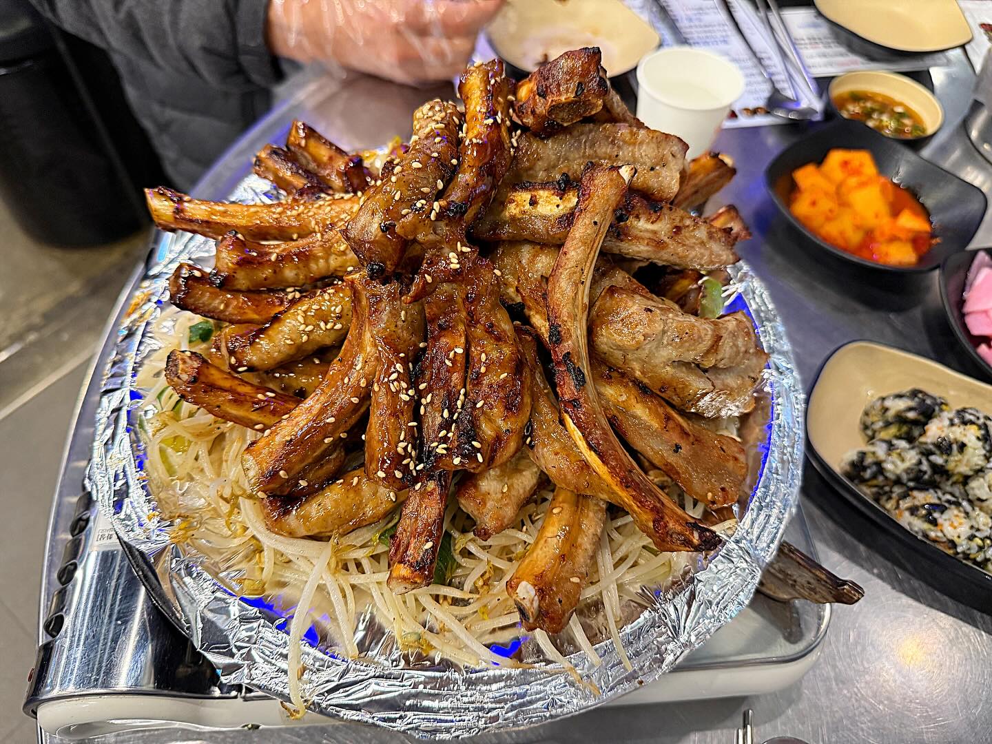 #협찬 #찜선생갈비본점
#수원신동맛집 #찜선생갈비 
#수원쪽갈비 구이 드시고 싶으시다면 여기로 고고싱.
바베큐쪽갈비, 소금쪽갈비, 매운쪽갈비
구이는 3가지 맛이고요~
전골도 있었는데 전골은 술드시면 강추한다고 해요!
그건 다음에 가서 먹어 보려고요~
아래깔려있는 숙주나물과 함께 먹으니
정말 환상적인 맛궁합!
남녀 노소 좋아하는 주먹밥과
푸짐한 옛날도시락
여기에 라면사리가 무한리필!!

술안주로 정말 최고인것같아요

#수원회식 장소로도 굳굳!

*찜선생갈비 본점
신동 레미안 2단지 서문앞에 위치
매장 바로앞에 주차공간있음
주차장 만차시 신동 제1공영주차장 이용
월~토 15:30-23:00
22:00(라스트오더)
일요일 휴무

031-206-6692

#수원신동맛집 #신동맛집 #수원쪽갈비
#수원쪽갈비맛집 #망포역맛집 #수원단체회식 #수원단체모임 #수원맛집