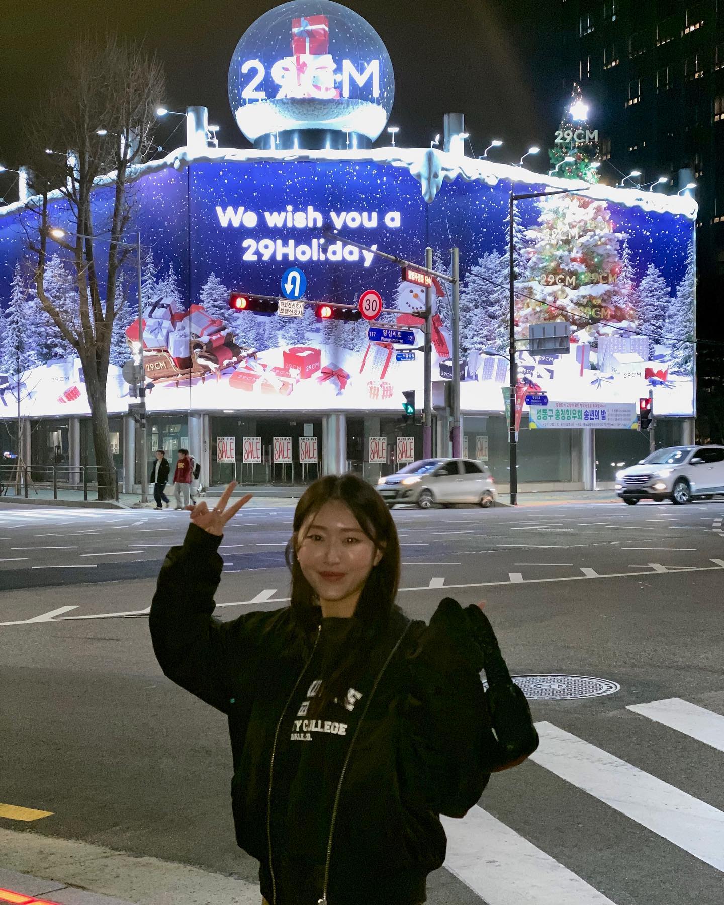 내일이 크리스마스라니,,🎄
⠀
⠀
⠀
⠀
⠀
#29CM #29holiday #29홀리데이 #홀리데이
#성수 #성수동핫플
