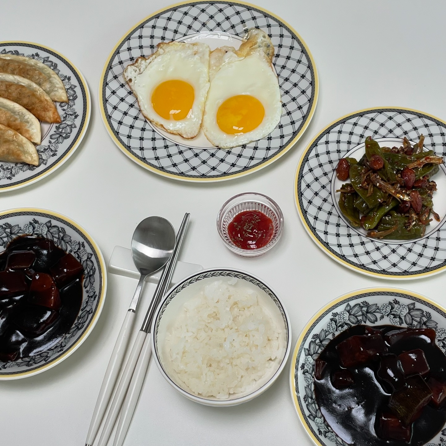 오랜만에 집밥피드..💛
#짜장밥
#계란후라이 🍳
#군만두
#꽈리고추멸치볶음