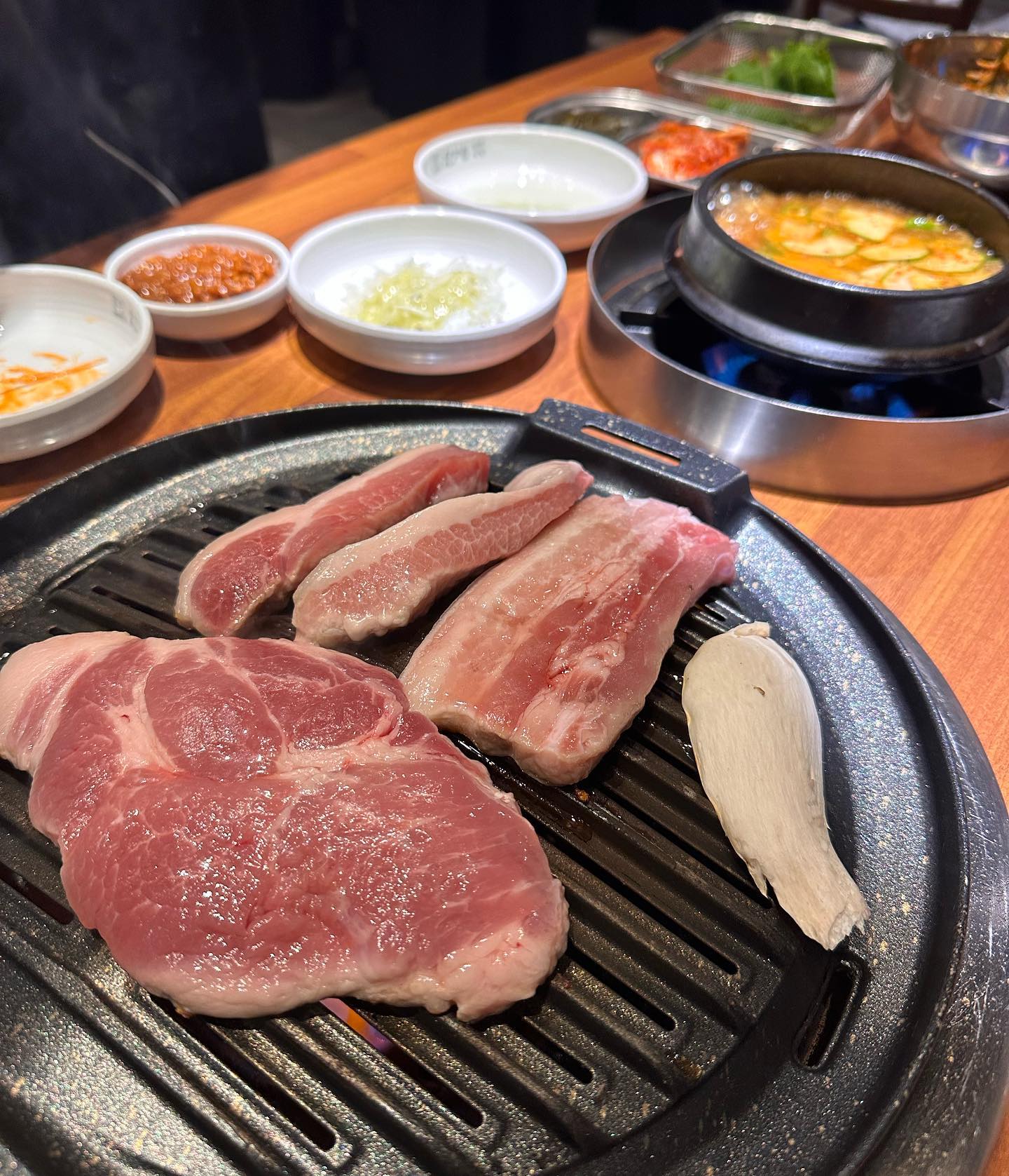 집 앞 고깃집인데 24시간이라 넘넘 좋다!! 고기도 맛있고 가성비도 좋고🤗
.
#고기스타그램 #가수원동맛집 #가수원동고깃집 #한마음정육식당대전가수원점 #가수원동 #대전 #대전맛집 #맛집 #맛스타그램 #맛집탐방 #맛집스타그램 #먹방 #먹스타 #먹팔 #먹스타맞팔 #먹부림 #먹거리 #맛집투어 #맛집추천