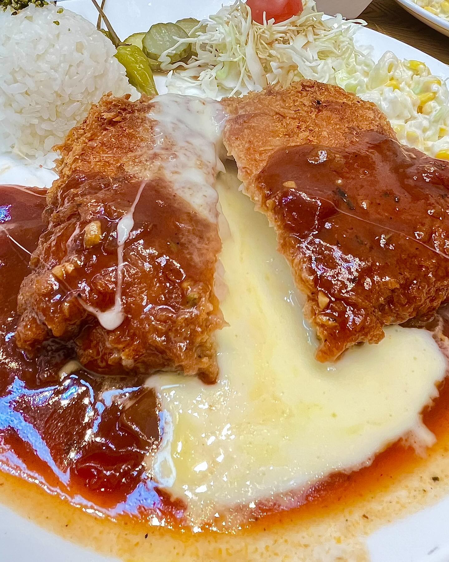 안녕하세요!! 요로뷴

오늘은 #위례맛집인 #라온수제돈까스
에 다녀왔어요😊😊🫶🏻

주소-서울 송파구 위례광장로 270 G-108호

주차는 근처 맥도날드 건너편에 있는 상가 주차장에 하시면 됩니다.

✔️매운 수제 치즈 돈가스 12,0

✔️매운 수제 돈가스 10,0

✔️매운 볶음 우동 7.0

✔️제육 돈까스

수제 치즈 돈가스는 칼로 돈가스를 썰자마자 치즈가 넘쳐흘러서 보는 먹기 전부터 군침이 돌았어요🤩🤩

 매운 수제 돈가스는 매운 거 좋아하시는 분들께 추천 

**이곳은 매운 볶음우동이 정말 매콤하고 베트남이 생각나는 맛이에요 정말 맛있었어요 강추**

 제육 돈가스는 매운 거 잘 드시는 분들만 추천할게요오

 라온 돈가스 추천합니다❤