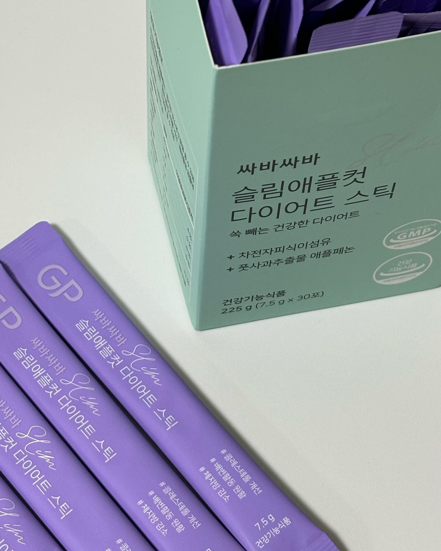 #광고
#굶지않는다이어트 한달째!
제대로 도움 주고있는
#슬림애플컷다이어트스틱 🍏

물에 한 포 타면 사과즙 맛이 나서
음료수 마시듯 즐길 수 있으며
식전에 섭취하면 포만감이 들어서
과식하지 않게 도와주는 든든한 제품입니다 !

병원에서도 판매중이며
GMP 인증된 안전한 제품으로
국내 최초 ‘차전자피 + 애플페논’이
주원료로 만들어졌습니다

해당 원료는 체지방 감소,
배변 활동에도 도움을 줘서
꼭 다이어트용이 아니더라도
평소에 가볍게 섭취하기에도 좋은 제품이에요 💚
.
.
.
#슬림애플컷다이어트 #애플페논 #차전자피 #단기간다이어트 #단기간다이어트추천 #건강한다이어트 #다이어트후기