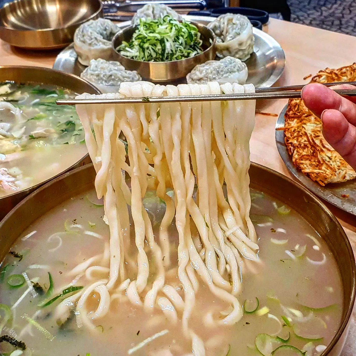 역삼역 뜨끈하게 몸보신하고 싶다면? 닭칼국수 맛집 "선덕칼국수 역삼본점"🥣
워낙에 유명해서 방송도 많이 타고 점심시간에 특히 인산인해인 찐맛집이에요👍

◽️닭곰탕 12000원
◽️닭칼국수 12000원 
◽️선덕감자전

오랫동안 끓인 닭육수의 깊은 맛이 속을 달래주었고 쫄깃한 칼국수 면발이 후루룩 끝없이 들어가는 중독적인 맛입니다 ❣️

직접담근 김치는 양념이 살짝 매콤🌶해서 구수한 닭곰탕, 닭칼국수와 찰떡궁합이었는데요
김치는 따로 판매도 해서 사가시는 분들이 많더라구요😍

특이하게 감자채🥔로 부친 감자전이 있는데 겉은 바삭 속은 쫀득하고 일품이었어요
알고보니 감자전🥔은 오픈런해야 맛볼수 있는 귀한 메뉴! 운이 좋았습니다ㅋㅋ💕

감자전은 간장소스 콕 찍어서 송송 썰은 파를 듬뿍 얹어먹으면 아삭아삭 식감도 좋고 훨씬 더 맛있으니 꼭 그렇게 드셔보세요! 

감자전만 먹으러 다시 가고 싶은 선덕칼국수 역삼본점! 뜨끈하게 속 풀고 싶으신날 추천드리는 맛집입니다 감자전은 꼭 시켜드세요❣️

☎️0507-1367-5322
📍역삼동 669-19
📍11:00 - 21:00 15:00 - 17:00 브레이크타임
20:00 라스트오더
📍토휴무

#칼국수맛집 #선덕칼국수 #역삼역맛집 #역삼맛집 #먹스타그랩촵촵 #먹팔해요 #좋아요반사 #먹팔맞팔