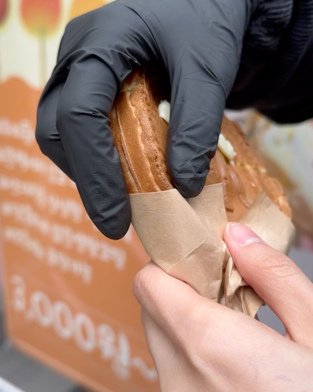 추워도 치즈는 먹어야지!! 잊지마 십원빵!
🥞모짜렐라를 통으로 넣어서 죽죽 늘어나는 치이즈~

🥞 근데 치즈 이제 좀 식상하잖아? 그래서 준비한 쫀드기!! 

🥞 쫀드기가 좀 질겨서 별루라구? 그래서 준비한 탕후루!!!!

🥞 탕후루도 이제 질린다구??? 그래서 준비한 애플캔디~~

🥞 십원빵에서는 쫀드기, 탕후루, 애플캔디 등 여러가지 메뉴들이 준비되어 있으니 꼭 방문해보길 바래!!

#십원빵  #치즈 #홍대먹거리 #홍대길거리 #애플캔디 #쫀디기 #협찬 #리뷰노트