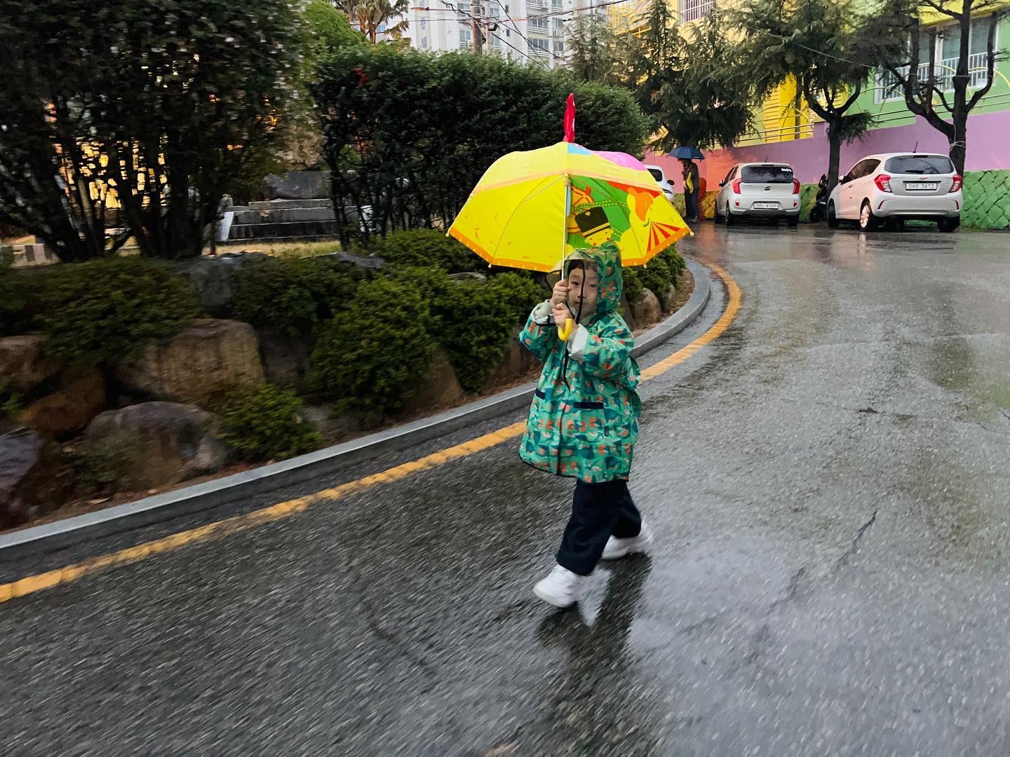 ⠀
이때까지만해도 지옥의 하원길이 될지 몰랐다..
신난 윤이는 사진마저 다 흔들려있음..
병원 갈때까지는 괜찮았는데 집 가려고 하니 거의 태풍이 불고 윤이는 ”엄마!! 우산이 날아가~”하며 신나하고 😂😂
수능날이라 택시도 주변에 빈차가 없고 결국 버스 타고 집에옴..
집 오자마자 만신창이가 된 나를 발견 😭
⠀
#부산#부산맘#아들맘#동래맘#6살#장꾸아들
#하원길#지옥의하원길#육아스타그램#육아소통
