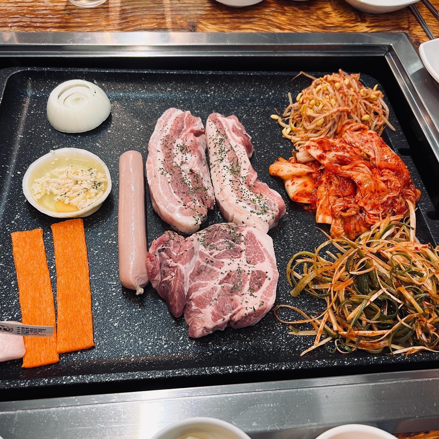 본식 드레스 피팅후 첫끼...
ㅠㅠㅠㅠ안쓰러진게 어디야..😵‍💫
.
.
.
#화성맛집 #병점맛집 #화산동맛집 #안녕동맛집 #삼겹살맛집 #통통돌판생삼겹살