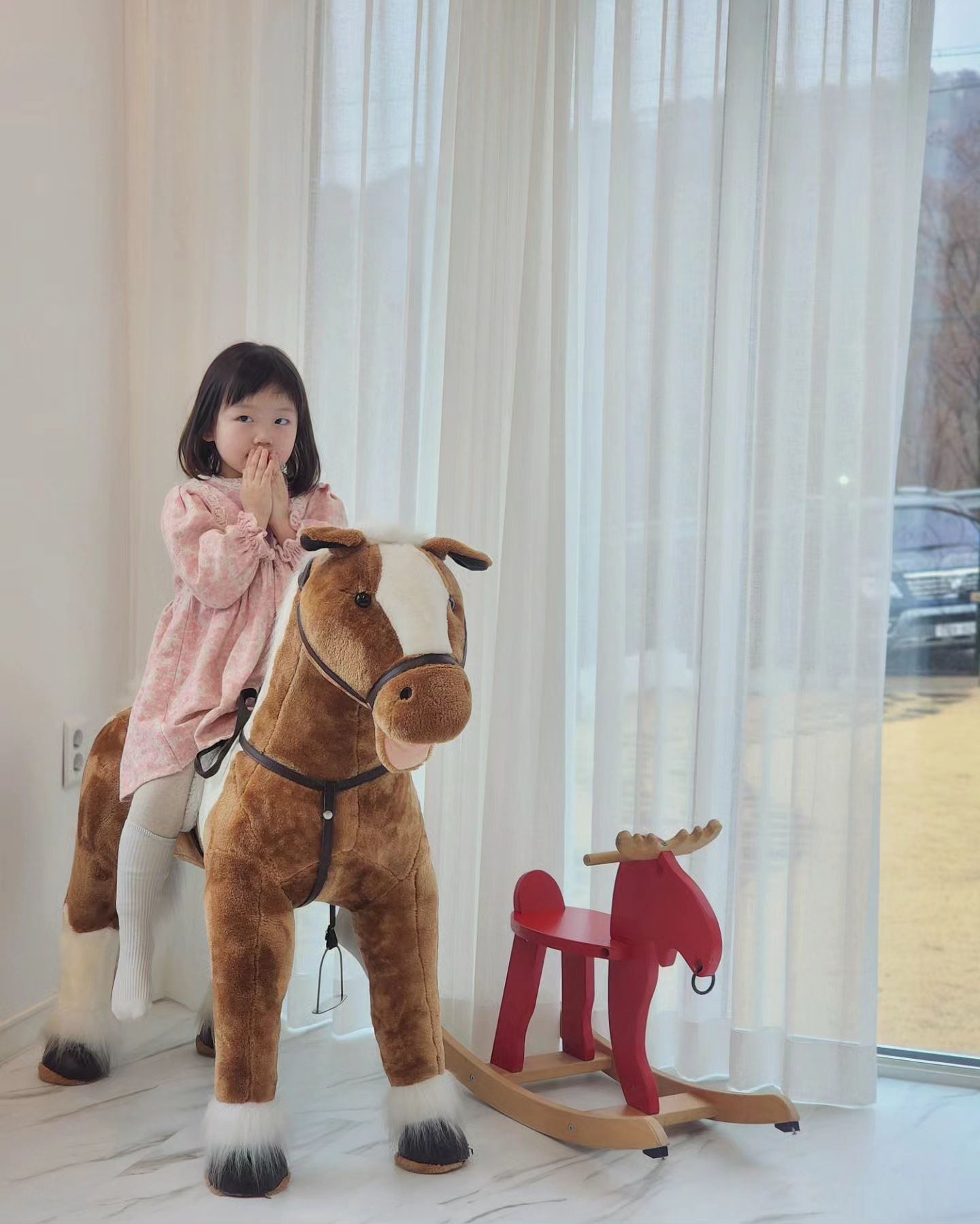 정원이의 행복한 추억사진을 남길 수 있게해준
경주 키즈 감성숙소 서동가

가지고 놀게 많아서
우리도 정원이도 즐거운 시간을 보낼 수 있는 곳이었다

우리 핑크공주님은 드레스까지 챙겨가서
공주로 변신한 후 예쁜 공간을 제일 제대로 누볐다
사장님이 소품으로 준비해두신 장미꽃다발도 종일 들고다녔다

생일의 즐거운 추억으로 남아있는 서동가
날이 따뜻해지면 재방문해봐야지-

- 사장님의 웰컴푸드와 악세사리 반지 감동,,
- 아기엄마에게 제일 반가운 커피머신 있음
- 곳곳에 포토존이 많음. 온통 새하얘서 무조건 찍으면 인생샷,,
- 보일러 초 빵빵
- 경주와 울산 사이에 위치해서 내려오는길에 울산 또간집 냉면맛집 '함경면옥' 먹고오면 최고의 코스 ㅋ 너무 맛있음 쿄쿄

#경주서동가 #서동가 #경주풀빌라추천 #경주펜션추천 #경주가족여행 #경주가족펜션 #경주독채펜션 #경주독채풀빌라 #경주풀빌라 #경주펜션 #경주아이와여행 #경주숙소 #경주숙소추천 #경주아이와가볼만한곳 #경주아기랑갈만한곳