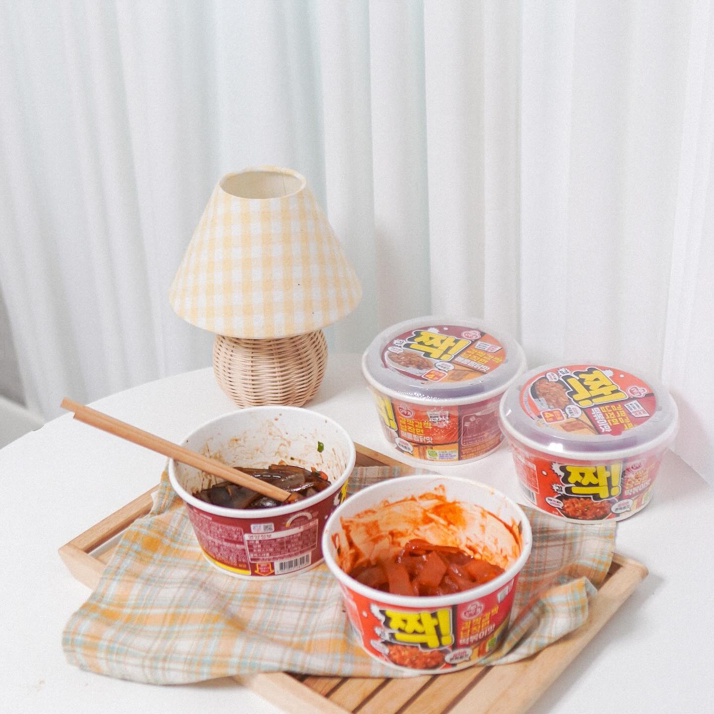 #협찬

오뚜기 신상 감짝감짝 납작면 2종✌️
매콤찜닭 맛, 떡볶이 맛 두가지인데
쫄깃쫀득한 면발과 양념이 너무 맛있어요🥹

어쩜 이렇게 맛 표현을 잘했는지
저는 기본으로 만들어 먹어봤는데
찜닭에는 치즈, 떡볶이맛에는 소시지 넣으면 더 맛있을듯요💛

++
조리방법도 간편!

✔️ 납작 감자면을 손으로 풀어준다.
✔️ 건더기스프 넣고 물 넣고 뚜껑 덮어 4분!
✔️ 물 버리고, 액체스프, 
  떡볶이맛은 스프도 넣고 비벼서 맛있게 먹기!

💡꿀팁은 모든 조리 후,
전자레인지 30초 돌리면 더 맛있어요 ✨

감자전분으로 만들어서
시간이 지나도 쫄깃함 그대로!
찜닭이나 떡볶이에 납작당면을
편하게 즐길 수 있는 
오뚜기 감짝감짝 납작면 드셔보세요 ˃ᴗ˂
 
 
〰️
ottogi_daily
 

#오뚜기 #감짝감짝납작면 #납작당면 #매콤찜닭 #떡볶이맛 #신제품출시 #신상라면 #편의점신제품 #편의점꿀조합 
#라면레시피 #냠냠 #냠냠쩝쩝 #먹스타그램 #편의점추천