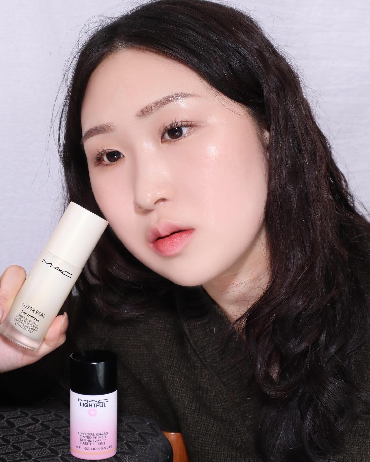 #제품제공 maccosmeticskorea 
이게 말이 안되지만 진쨔,,,,
단 두가지 제품으로 피부 톤과 결을 정돈해주는
맥 톤결케어 듀오
✔하이퍼리얼 세라마이저
✔️로즈 톤업 베이스

갓 피어난 꽃잎처럼 매끈하고 
투명한 광채 피부를 연출해주는데
화장을 한 것도 아닌데 피부 표현이 넘 이쁜거 있죠,,💗

#꽃결세럼 #꽃광베이스 #맥톤결케어 #맥스킨케어 #하이퍼리얼세러마이저 #로즈톤업베이스 #맥꽃결듀오 #맥 #MAC #스킨케어추천 #싱글즈 #인품사