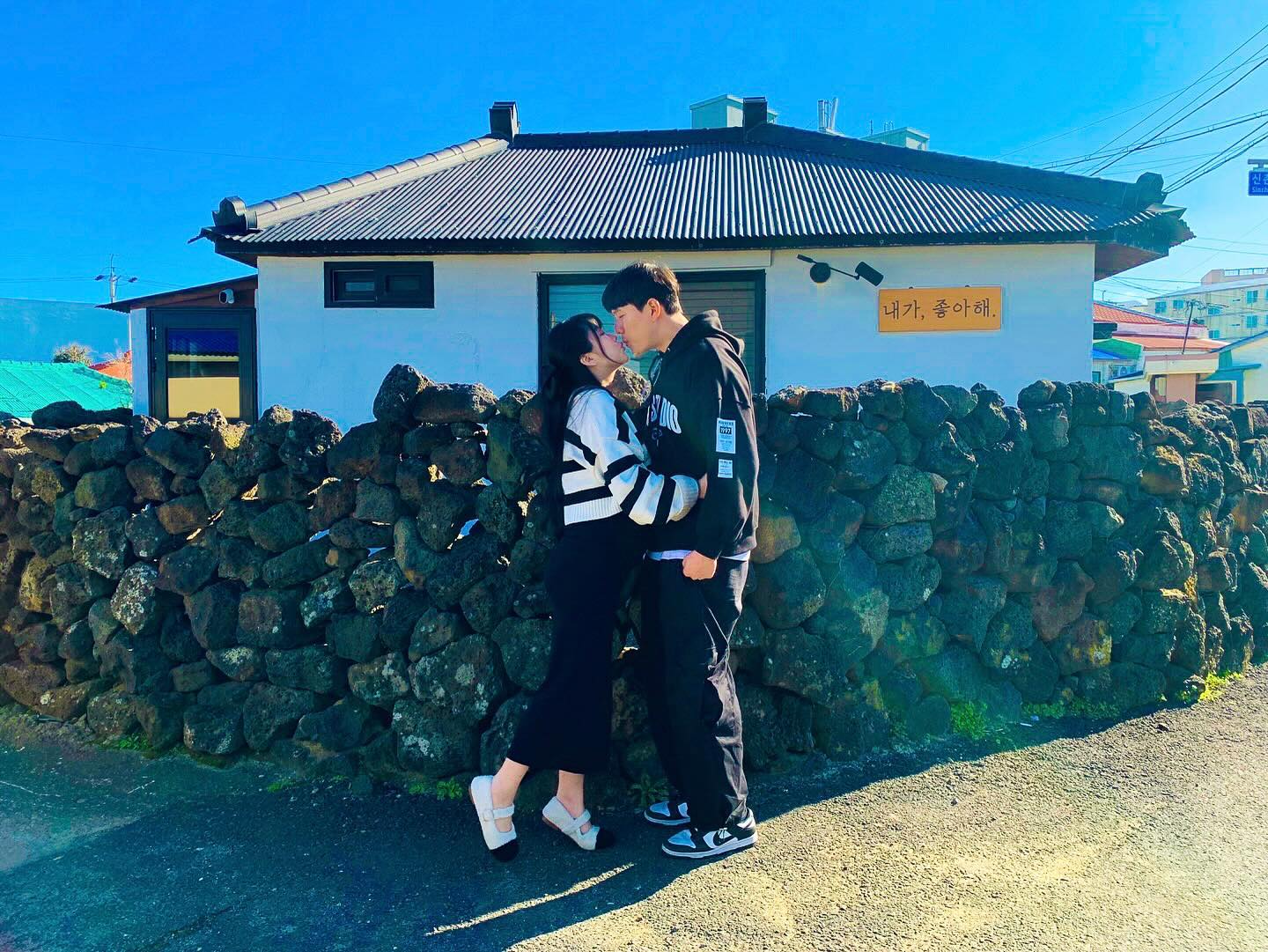 길가다 담벼락에서 😚 

#찰떡이눈감아
#아직안닿았다