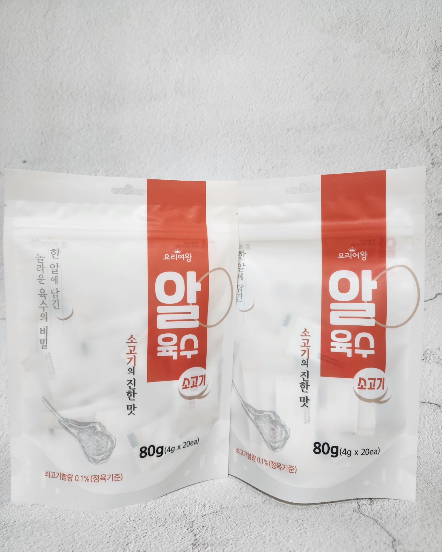 #협찬

오늘은 제가 평소에 즐겨 먹는 미역국 레시피를 소개해드리려고 해요. 바로 요리여왕 알육수 소고기를 활용한 건데요. 이거 하나만 있으면 누구나 쉽고 맛있게 만들 수 있답니다~

❤ 호주산 청정우를 사용하여 안심하고 즐기는 깊은 소고기의맛
요리여왕 알육수 소고기는 호주산 청정우를 사용해서 믿고 먹을 수 있겠더라고요.
소고기 함유량이 무려 13%라서 진하고 풍부한 맛 자랑하는데요.
깔끔하고 담백한 게 제 입맛에 딱이었어요.

❤ 끓는 물에 한 알만 넣으면 육수 완성되는 초간편 요리여왕
알 모양으로 동글동글 귀엽게 생겨서 어떻게 먹어야 하나 걱정했는데 그냥 뜨거운 물에 넣고 끓이면 알아서 사르르 녹아내려서 신기했어요.
간편하게 깊고 진한 풍미 느낄 수 있다는 점이 가장 큰 장점인 거 같아요.

❤ 떡볶이 수제비 우육면 쌀국수 등 다양한 레시피 활용 가능
국물 베이스뿐만 아니라 각종 볶음류 양념 만들 때 넣어도 되고 찌개 끓일 때 넣어 줘도 감칠맛 나는 게 맛있더라고요.
저는 주로 국 끓여먹을 때 애용 중인데 다음에는 다른 음식 도전해보려고요. 

❤ 간단하게 국물에 한 알 ! 3분이면 요리 끝
보통 멸치랑 다시마 이용해서 육수 내려면 이것저것 손질해야 할 재료도 많고 시간도 오래 걸리잖아요.
근데 이거 있으면 간편하게 뚝딱 해결되니까 앞으로는 자주 쓰게 될 거 같아요.

❤HACCP 인증시설에서 제조하여 믿을 수 있는 품질
요리여왕 제품들은 해썹인증 받은 위생적인 시설에서 생산되기 때문에 보다 믿고 먹을 수 있어요.
또한 국내산 100% 자연원물만을 사용하기 때문에 재료 본연의 맛과 향이 그대로 살아있답니다

오늘은 이렇게 요리여왕 알육수를 활용하여 맛있는 된장찌개 끓이는 법을 알려드렸는데요. 평소 국물요리의 깊은 맛 내기가 어려우셨던 분들이라면 꼭 한번 따라 해보시길 바랍니다.

#요리여왕 #알육수 #가쓰오육수 #샤브샤브육수 #오뎅국물 #배추찜 #우동국물