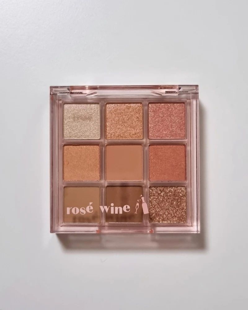 #에뛰드 #플레이컬러아이즈 #로제와인

최근에 눈여겨보다 들인 섀도우 팔레트가 있는데 색 구성이 좋은 것 같아서 들고 왔습니다🤗

사진에서는 색감이 아주 진해 보이는데, 실제로는 그렇지는 않아요! 보이는 것보다는 조금 연해요.

매트부터 
쉬머라인, 
보통의 글리터와 
굵은 글리터까지!!
조합이 다양해서 앞으로의 활용도가 기대되는 제품입니다b

사진은 일부러 실내버전과 자연광 버전 모두 준비했어요:)

#샴페인파티
1 - 흰색펄 베이스에 자잘한 금펄이 콕콕 글리터
여기저기 휘뚜루마뚜루 추가로 얹어주기 좋은 컬러였어요! 흰펄 베이스지만 금펄이 들어있어서 차가운 느낌을 중화시켜 줘요🤍

#달콤한로제
2 - 코랄 베이스에 푸른빛 도는 펄감이 콕콕 글리터
주황빛을 띠는 코랄색 베이스를 가진 섀도우입니다. 보이는 컬러감은 주황빛이 진한 것 같은데 또 막상 발색해 보면 주황주황하지는 않아요. 코랄 느낌? 
의외인 점은 흰색인지 푸른색인지 모를 펄이 함께 있어서 생각보다 쿨톤한테도 잘 어울려요!

#스파클링핑크
3 - 붉은빛 핑크 베이스에 노란빛 금펄이 콕콕 글리터
제가 제일 좋아하는 조합입니다>< 핑크 베이스+금 펄!!
두 가지가 합쳐지면 분위기 있게 반짝거림을 활용할 수 있어서 좋아요:)
붉은기가 도는 핑크 베이스라서 상단의 펄섀도우 라인에서는 가장 컬러감이 진하게 느껴졌습니다!

#로제담은와인잔
4- 노란빛이 들어간 골드 홀로그램 펄
코랄 베이스의 글리터!!보다는 입자가 고운 촤르르한 펄섀도우입니다. 
에뛰드에서는 하이라이터용으로 추천하고 있더라고요. 
옅게 바르면 펄감이 드러나지 않고 퍼지는 타입이라서 너무 붉은 섀도우의 경우, 붉은기를 죽이는 용도로 쓰기에도 괜찮을 것 같아요:)

#로제마카롱
5 - 핑크 코랄 베이스 컬러
핑크와 코랄의 적절한 중간값을 유지하고 있는 베이스용 섀도우입니다.
매트 섀도우라서 딱 기본으로 깔아주기 좋아요. 손등 발색은 웜한 느낌이 강한데 막상 눈에 올려보니 쿨톤과 웜톤 모두 쓰기 좋은 컬러 같았습니다:)

#핑크모스카토
6 - 핑크베이스에 은은한 골드빛이 함유된 쉬머 섀도우
쿨톤이라면 지나칠 수 없는 쉬머 섀도우입니다. 부담스럽지 않은 핑크빛과 자잘한 골드펄이 함께하고 있어서 분위기 있게 깔아주기 좋아요.

#구운브리치즈
7 - 무난한 베이지 컬러. 
기존 에뛰드에 많이 있는 베이지 컬러보다는 조금 진하지만 베이스로도 부분용으로도 다양하게 쓰기 좋은 컬러입니다. 단독으로 사용해도 그윽해 보일 것 같아요! 쿨한 베이지 컬러라서 저는 마음에 들었어요:) 아마 꼬리 부분에 컬러 잡아주는 용도로 많이 쓰게 될 것 같아요.

#포도나무
8 - 붉은 기가 조금 함유된 브라운 컬러
대체 섀도우 이름이 왜 포도나무일까 궁금했는데, 포도나무줄기 컬러에서 영감을 받은(?) 브라운 컬러라고 하네요.. 하핫. 붉은빛이 도는 브라운 섀도우라 전체적인 다른 컬러와 조합이 좋았어요.

#샴팡샴팡!
9 - 글리터 입자가 제법 굵직한 붉은색+골드 글리터
로제와인 섀도우 팔레트 중에서 가장 포인트 되는 컬러되시겠습니다!! 글리터 입자가 제법 굵어요.
혼자 번쩍번쩍합니다! 
다른 글리터 컬러를 눈두덩이 중간에 발라주고, 그 위에 조금 더 포인트로 발라도 절대 뒤지지 않는 반짝거림입니다b 빛을 받는 각도에 따라서 푸른색, 초록색, 보라색 등 다양한 빛이 보여서 재미있었어요:)

혹시나 이 제품을 살까 말까 고민하는 분들이 계시다면 이 후기가 도움이 되었으면 좋겠네요💘
저는 꽤나 만족스러운 소비였습니다!

#사이공_색조 #사이공_섀도우