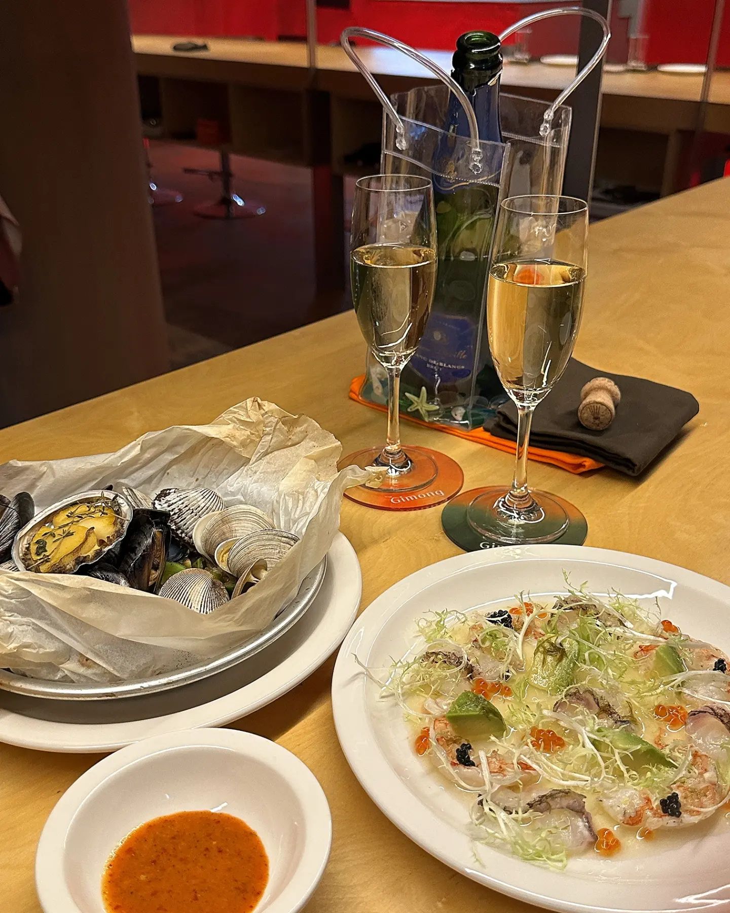 #협찬 🥂꿈을 기록하는 공간인 분위기 좋은 신당와인바✨
⠀
신당 기몽
⠀
와인잔 모양의 네온사인이 있는 곳 지하에 위치한 신당와인바 기몽!🍷
힙당동에서 메뉴의 맛과 인테리어나 음악선곡, 친절함 모두 완벽한 곳인 와인바랍니다~! 사장님의 친절한 에티튜드에 편안한 마음으로 즐길 수 있는곳이에용!!👨‍🍳
⠀
웰컴스프로 대파로 만든 스프를 주시는데 대파맛이 굉장히 고소하고 풍미가 가득가득~🥣 기몽 하우스 스파클링 화이트와인도 상콤하고 목넘김이 부드러워서 메뉴들과도 아주 부드럽게 잘 어울렸어요🍾
⠀
전복과 동죽, 바지락을 비롯한 다양한 조개들을 오븐에 찐 요리인 조개 파피요트는 조개살이 엄청나게 크고 맛이 진해서 화이트와인과 아주 찰떡이었던 메뉴! 남은 육수에 3천원 추가해서 파스타도 만들어 먹고 가성비가 좋았던 메뉴에요ㅎㅎ🥘🍝
⠀
제가 좋아하는 세비체는 숙성 참돔과 랍스터와 맛이 비슷한 홍새우가 주 재료였는데 먼저 재료를 보여주시고 눈앞에서 숯으로 겉을 살짝 익힌 다음 아보카도와 레몬소스, 연어알과 캐비어를 올려주시고 내어주세요! 과정을 지켜보는 것도 흥미로웠고 레몬소스의 상큼함과 해산물들의 담백함이 절정이었던 메뉴에요🍋🦐
⠀
맛있는 음식들과 와인을 마시면서 좋은 시간을 보내기에 알맞은 신당와인바라고 생각해요~ 꿈을 기록하는 공간답게 지인, 연인과도 함께해도 좋고 신당동 소개팅장소로도 아쥬!강추해요!!ㅎㅎ
⠀
⠀
⠀
🥘조개 파피요트 23.0
🥗숙성 참돔 세비체 19.0
🍾기몽 하우스 스파클링 39.0
⠀
⠀
📍서울시 중구 퇴계로81길 7-18 지하 1층
⏰영업시간 화-일 17:00-24:00(L.O 22:45)/월-정기휴무
⠀
⠀
⠀
⠀
⠀
#신당기몽#기몽#신당와인바#힙당동와인바
#신당동와인바#리뷰노트#참돔세비체#신당와인
#신당바#신당맛집#신당데이트#신당소개팅
#힙당동와인#신당동기몽#신당동소개팅
#먹스타그램#맛스타그램#맞팔환영#🍪