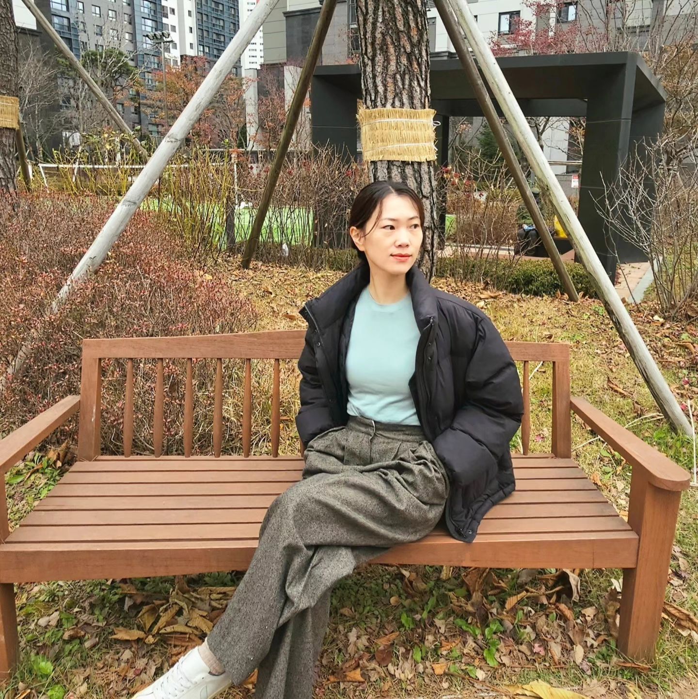 #협찬 spn_woman
쇼핀의 리엘 골지 라운드 긴팔티 소라색 코디해서 입어봤어요 :) 워낙에 휘뚜루 마뚜루 입기 괜찮은 이너티 아이템이라 자세한 설명이 필요 없을 것 같기도 하지만, 한번 쇼핀의 리엘 골지 라운드 긴팔티 자랑좀 해볼게요 >< 

1. 활용도 끝판왕
저는 가볍게 숏패딩 이너티로 입었는데요, 슬림핏에 베이직한 골지 라운드넥 디자인이라 폭닥한 니트나 가디건, 셔츠 등등의 이너티로 받쳐입기 좋아보여요~! 또 날씨가 좋아지면 단품으로 입기에도 손색없어 보이네요! 결국은 사계절 이너티 아이템이라는 말씀..! 쇼핀에서 완전 열일해주셔따...★

2. 손이 자주가는 편안함
이너티같은 기본템은 불편하면 손이 안가잖아요? 쇼핀 리엘 골지 라운드 긴팔티는 아무래도 소재가 신축성있고 부드럽다보니 손이 자주갈 것 같아요. 일반 면소재가 아닌 엘라스틴 골지원단이라 활동할 때 불편함 1도 없이 내 몸에 챡 감기는 이너티에요~~! 이런 멋진 티셔츠 만들어준 쇼핀~~ 아주 칭찬해요!

멋진 쇼핀 리엘 골지 라운드 긴팔티 구경하러 갈 링크
https://showpin.co.kr/product/리엘-골지-라운드-긴팔티/3778/category/341/display/1/

#쇼핀 #골지티 #이너티 #긴팔티 #슬림티셔츠 #라운드티
셀러코드:2592735240