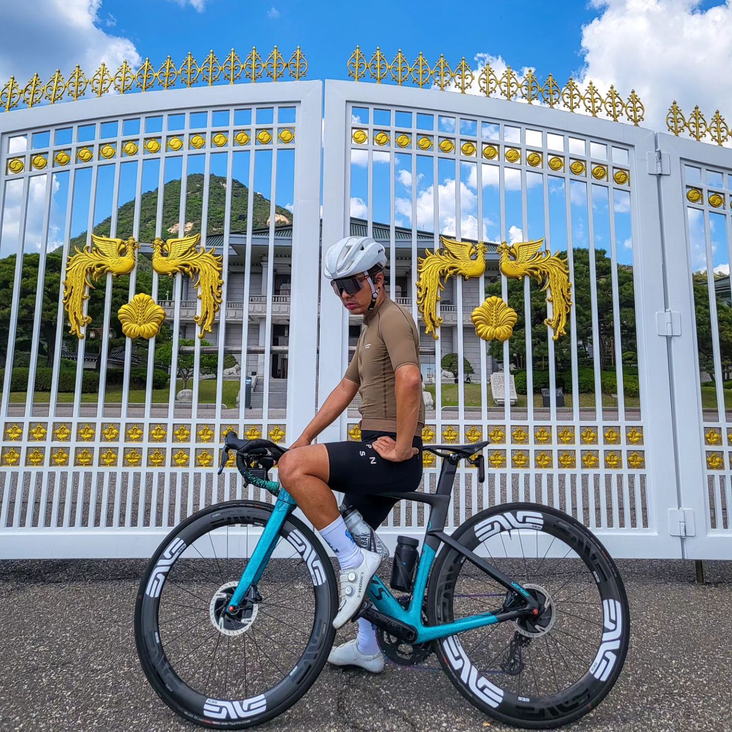 비온뒤 맑은 하늘을 보고 그냥 있을수없어 🚲
무작정 나가보니 서울에서 가장 높은곳에서 바라볼수있는
풍경을 보여주고 싶어 남북을 선택한것은 자덕의 한수!🚠

📷dlsk6279