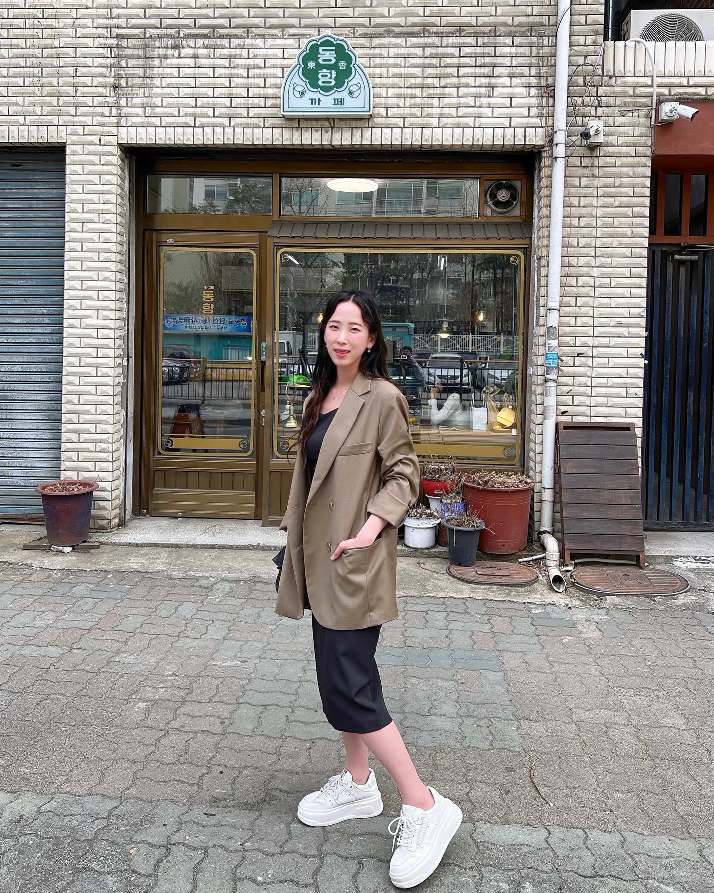 삼월 중순 문래동 데이트
대왕 팝콘🍿매일 먹고 싶어❤️‍🔥
.
지금은 머리 길이가 이때보다 많이 짧아져서 우울하다😞
.
.
.
.
.
.
.
.
#문래창작촌 #문래동 #까페동향 #문래동카페 #문래동핫플 #ootd #봄데일리룩 #데일리룩 #자켓코디 #자켓원피스 #좋아요반사 #lfl #문래동데이트