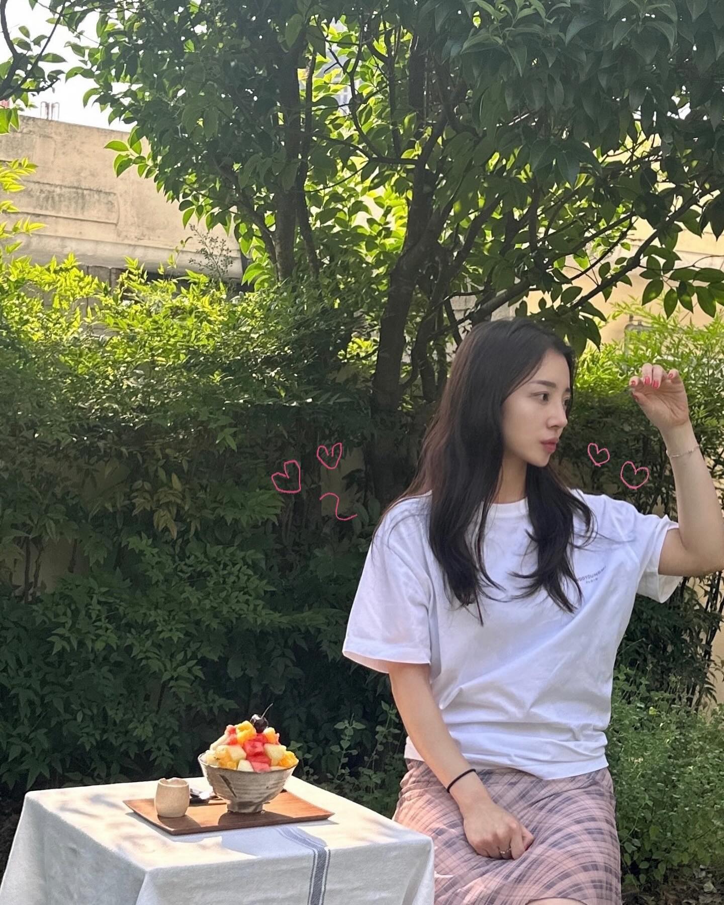 맛있는 빙수 찾는 거라면 꼬옥 봐야하는!!
과일이 여러개 들어가 있어서 연유없어도 맛있는 과일 빙수가 먹고 싶음 고민말고 #스완네 가보시는 거 추천해요 ,, 🥺🥺🩷🩷🩷

빙수에 과일이 정말 넘넘 많아서 아무리 퍼먹어도 얼음이 안보일 정도였어요,,, 빙수인지,, 과일탑인지?!

과일도 얼마나 많은지 사과, 청포도,  블루사파이어, 오렌지, 자몽참외, 딸기, 파인애플, 망고, 체리, 방울토마토등 9가지 이상 제철 과일이 올라가서 다양한 과일의 맛을 느낄 수 있었어요
자몽참외랑 키위, 수박, 체리님은요
아직두 맛있어서 기억나요 넘 싱싱하더라구요 

완전 과일탑빙수에 고퀄리티인데두 착한 빙수 가격!!!!🍧🍒🍉

#협찬 재료에 진심인 #대구카페핫플 
유기농설탕, 유기농밀가루, 유정란, 한살림팥, 당근, 토마토를 사용하는 것으로도 유명하구, 소문대로 외관도 내부도 예뻐서 #인생샷카페 로도 완벽하더라구요
이번 여름 지나기전에 또 스완네 방문할거에요
푸릇푸릇 감성과 맛난 빙수 추구하시는 분들은 요번 여름 꼭 가보자구요🧚🏻‍♂️