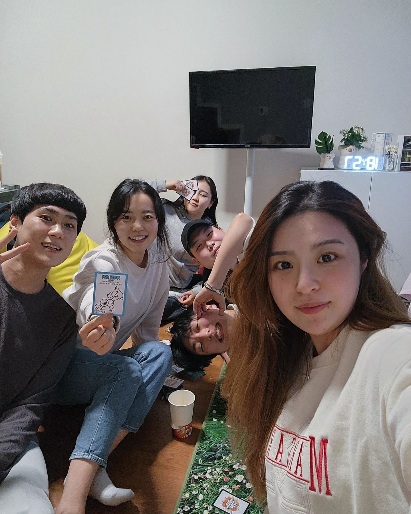 .
집들이 선물로 위스키만 6병🥃

끝나지 않는 2시간 머핀 타임의 늪...

인천 / 광진구 / 위례로 흩어지는데
소요시간 1시간 30분으로 똑같은 게 맞냐구...

뭐가 그렇게 웃기고 재밌는지
웃고 떠드느라 목이 다 아플 지경🤣🤣🤣
.
#집들이 #전고트🫎 #완전체모임 #머핀타임 #웃기고즐겁고 #좋은사람들과 #좋은시간 #노랭이의_노랑노랑한_하루