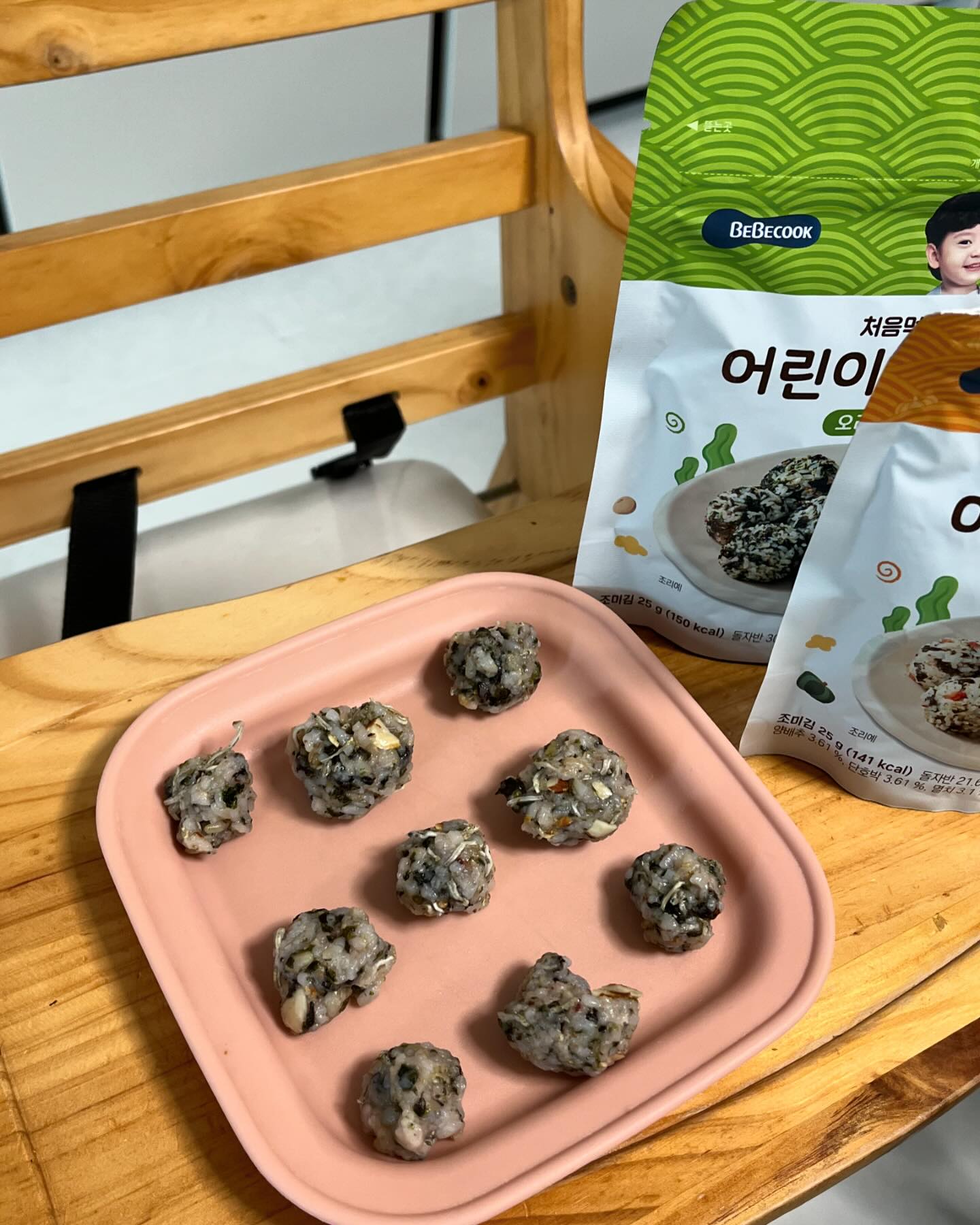 #제품제공 #협찬 #베베쿡 #어린이김자반 #아기주먹밥

바쁜 아침에도 베베쿡 김자반만 있으면 맛있는 주먹밥 완성

🤍해물과 오리지널 모두 국내산 재료로 만들어서 안심하고 먹일수 있는 베베쿡 어린이 김자반
🤍청정지역 남해와 서해에서 깐깐하게 선별한 산을 사용하지 않고 수작업으로 채취한 엄선된 유기농 원초만을 사용한 베베쿡 어린이 김자반

🤍국내 참깨&참기름과 영양까지 생각한 검정콩 분말을 사용하여 고소함도 최고
🤍일반 소금 대신 나트륨 함량을 낮추고 감칠맛을 더할 발효간장을 사용해서 짜지 않은 맛있는 김자반 완성!

베베쿡 어린이김자반만 있으면 아침에도 한그릇 뚝딱✨