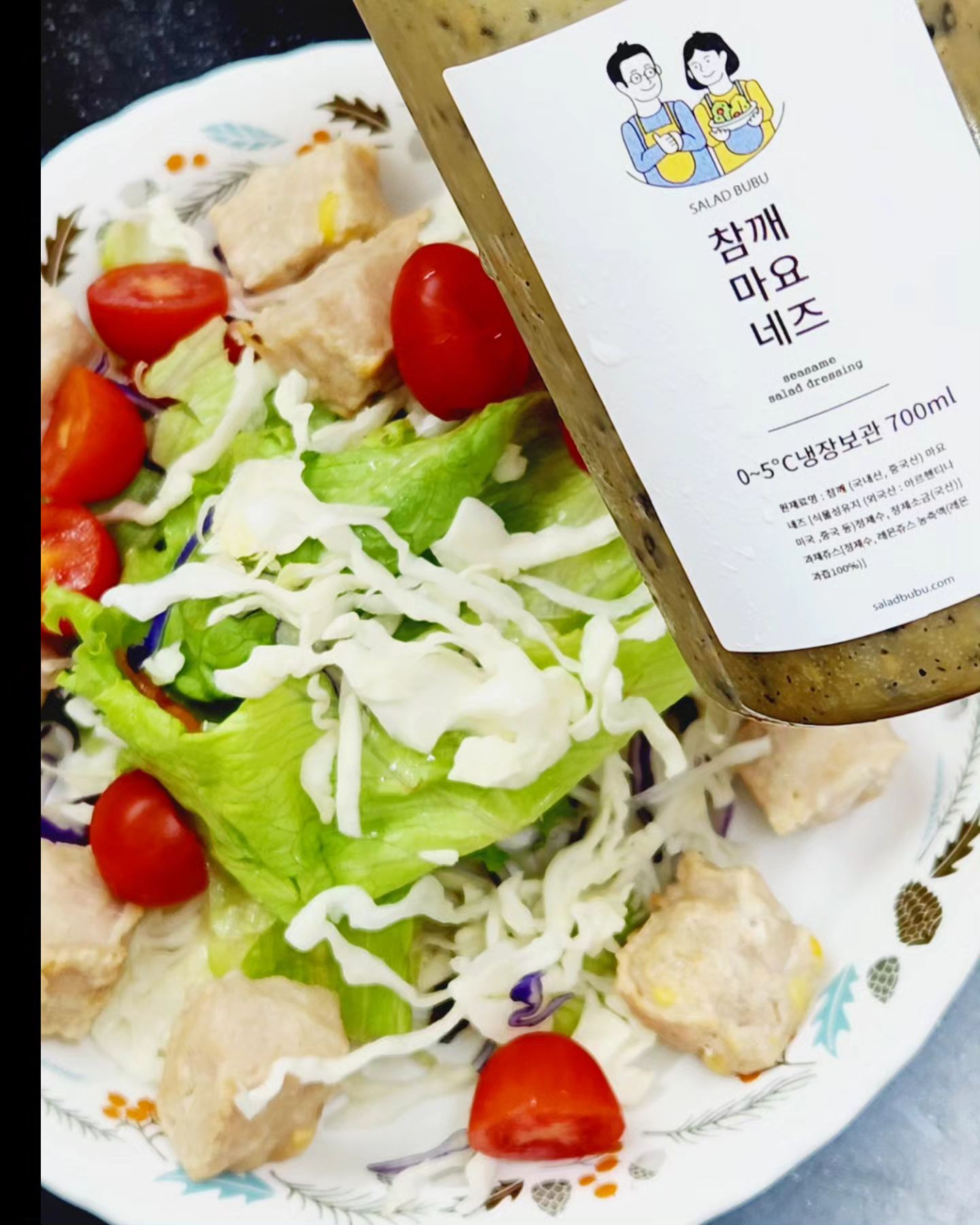 좋은 기회에 맛볼 수 있었던
#샐러드부부 #참깨마요소스

그냥 먹어도 맛있는 샐부의 시그니처소스🫶
텍폴살때 찐매장가서 샐러드먹던 생각도 나고 요렇게 택배배송 받아서 집에서 그맛을 느낄 수 있어 더 햄볶🫰

집에 식단한다고 사놨던 닭가슴살 제품들~  더 맛있게 먹는 방법으로  요즘 식탁이 즐겁답니다😋

가공적인맛이 아니라 자극적이지않고 자꾸 생각나는 맛

그냥 양배추 채썰어 소스만 얹어 먹어도 👍

맛있는 수제 소스 찾으시는 분들은

salad__bubu 

#수제소스 #샐부소스 #샐러드부부🥗 #샐러드부부수제드레싱