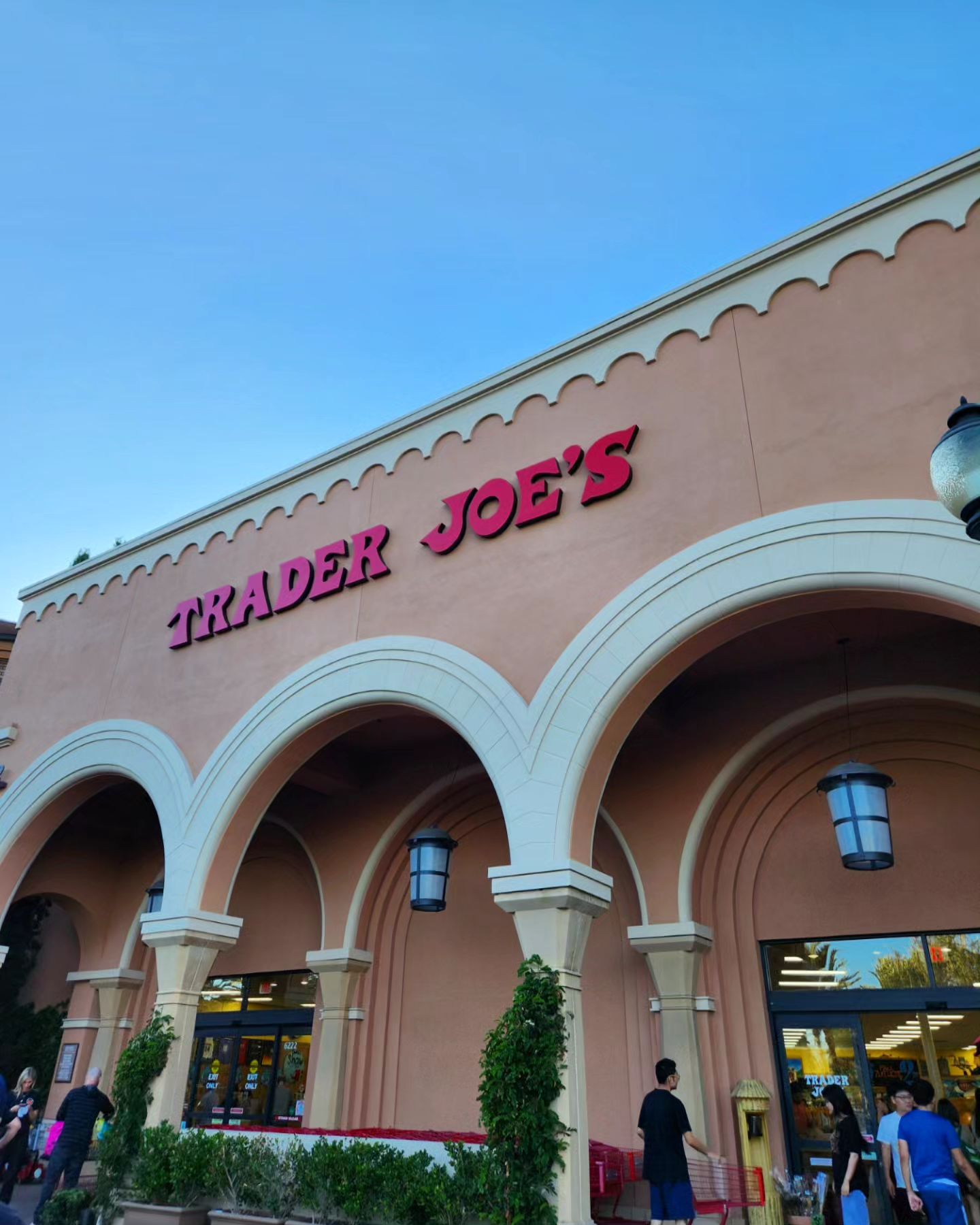 La 여행 10일차 : Trader Joe's 
드디어, 여행기간 내내 노리던 
트레이더 조와 코스트코를 털러 갔다

트레이더 조는 블루베리치즈를 사기 위해
그리고 선물용으로 이런저런 과자를 사기 위해
코스트도 가보았다

미국 물가 너무 사악하다고 무서움에 떨고있었는데
코스트코 와보니 너무 싸잖아~~
와인이랑 샴페인도 너무 싸고 다 사가고 픈 맘..
아이들도 각자 사고싶은 아이템 고르느라 동분서주
언제나 쇼핑은 즐거워~
-
#코스트코 #트레이더조 #어바인 #미국여행 #la가족여행 #세딸맘 #육아맘 #여행스타그램