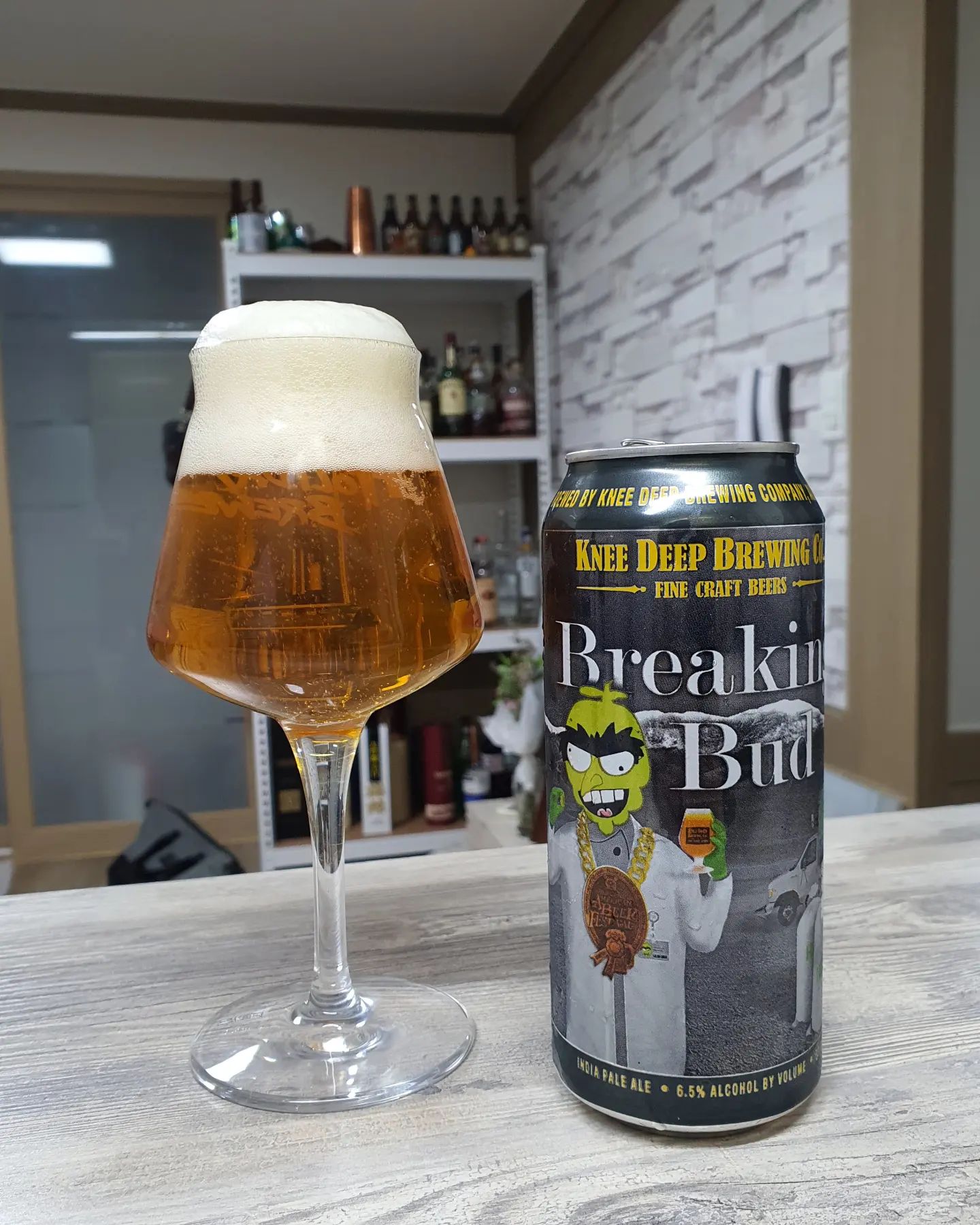 #맥주 #간단리뷰 82 #그날그느낌 
#브레이킹버드 #BreakingBud #keepdeepbrewing 
가격 1병 8000원 (23 KIBEX 구매)
타입 : 웨스트 코스트 IPA(West Cost India pale ale)
도수 : 6.5%
IBU : 50
.
#노즈 
완전 투명한 라거느낌의 황금색. 거품흰색하며 쫀쫀. 유지력 괜찮음. 열대과일향이 가볍게 다가옴. 파인애플, 패션후르츠 느낌.
#팔레트 
입안 탄산좋음. 바디는 가벼운 편. 전형적인 웨코스타일. 달짝지근 달라붙는건없음. 향이랑 다르게 파이니하고 자몽느낌남.
#피니쉬 
산미없고 적당한 쌉쌀함이 좋음. 기분좋게 쌉쌀하게 마무리되는것이 좋음. 여운은 짧은편. 깔끔.
.
찾아보니 모자이크, 심코, 콜럼버스 홉 사용했다고 한다. 산뜻하게 다가오는 열대과일느낌에서 파이니하게 시원하게 끌고가 쌉쌀하게 마무리가 매우 좋았다. 오랜만에 맛난 ipa를 마셨다.
.
#한마디 
오 뭐야 얘네 왜이리 맛있어?했던 맥주.
.
.
.
.
#beer #craftbeer #drinks #ale #lager 
#수제맥주 #크래프트비어 #비어라이프 #맥린이 #편의점맥주 #와앤모 #바틀샵 #맥주리뷰 
#조주기능사 #술스타그램 #일상 #맞팔 #소통 #데일리