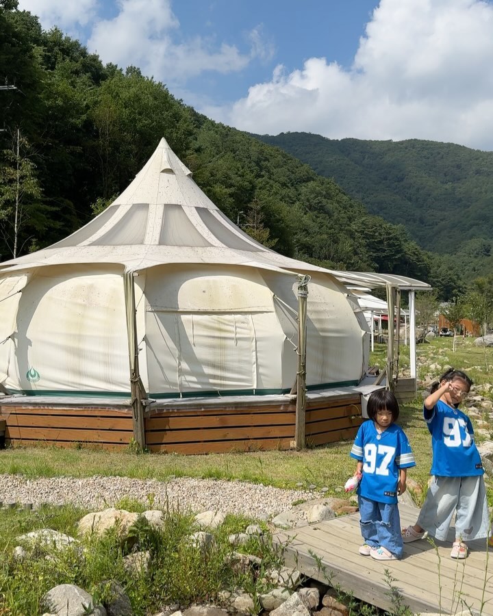 ◠‿◠
제부가 생선으로 준비해준 글램핑😁
이런 제부 또 없습니다..👍🏻👍🏻👍🏻

밤하늘엔 별이 쏟아지고~
계속 일하고 싶은 주방..에어컨 있어서 넘 좋았움.
8월말인데 계곡물은 너무나도 차가웠던..ㅎㅎ
물놀이 아쉽게하고 올챙이 30마리 잡고 놈.😜
겨울에 한번 더 오고싶은 곳!

#라플란드 
#강원도글램핑