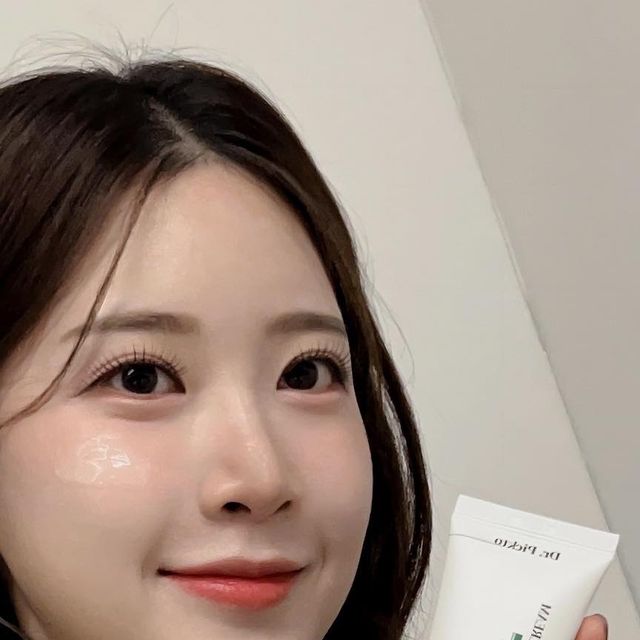 현예진 on Instagram: "#광고 잊을만하면 하나둘씩 올라오는 트러블 때문에 저는 피부에 울긋불긋한 부분들이 많은데요. 저처럼 트러블 흔적 때문에 스트레스 받으셨던 분들께 추천드리는 트러
