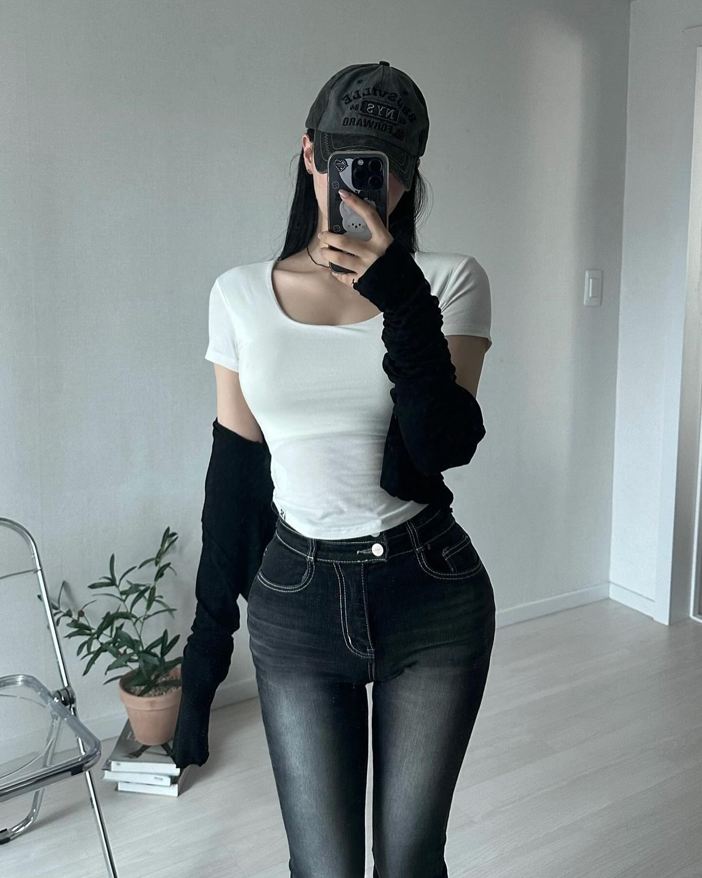 속옷을 잘 못입는 나에게 
아주 딱인 티샤스🤍
쫀쫀 모찌같은 소재에 캡까지 내장되어 있어서
그냥 안입은거 같구 너모 홀가분하넹 
꿉꿉한 한여름에 완전 좋을거 같아요!