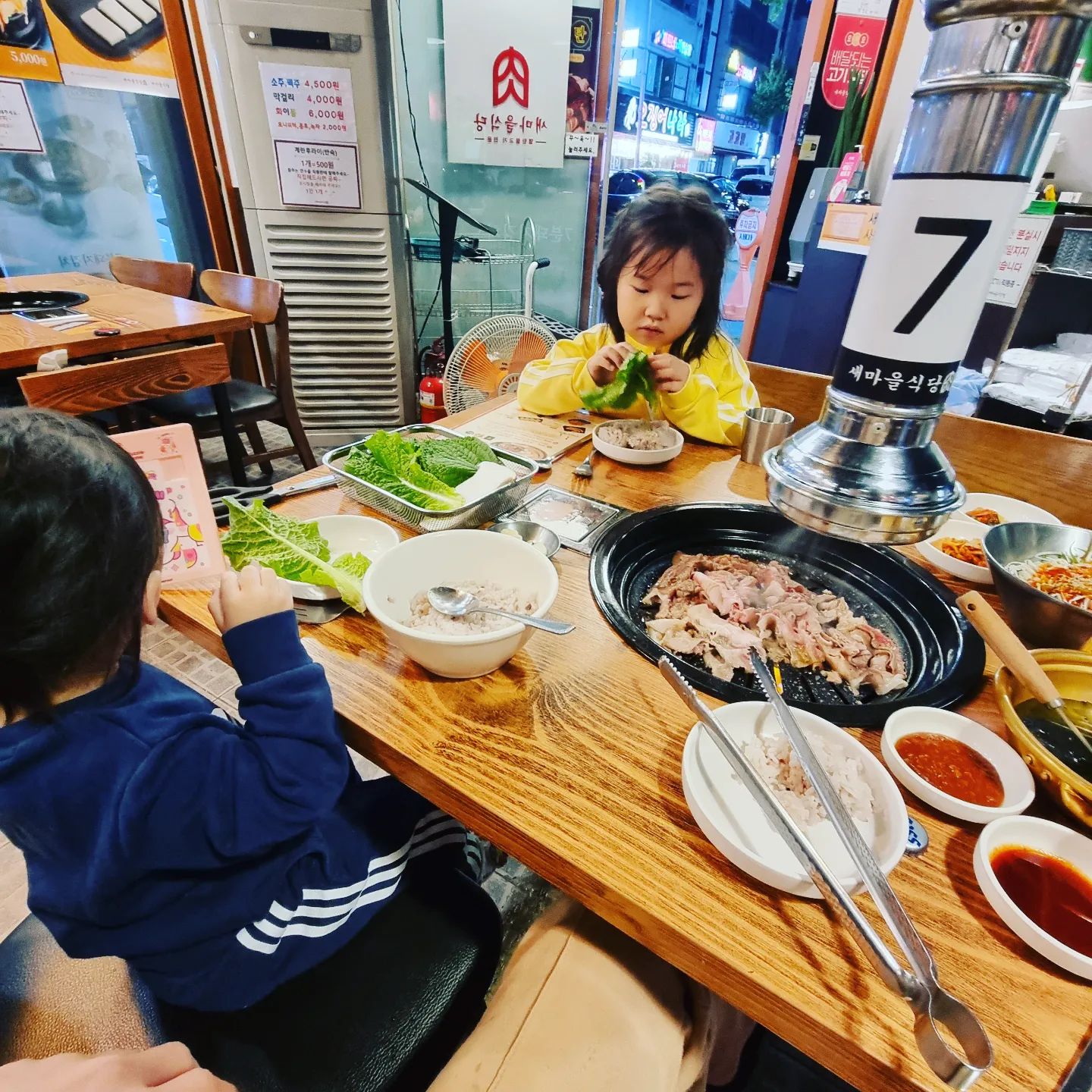 #첫줄
산책 나왔다 외식 됨.....😅
노래방 가고 싶어서 밥 다 드신 다솔, 그냥 신난 다솜🤣
강자매들한테 당해부렀다ㅋㅋㅋㅋㅋㅋㅋㅋ아놔
#노래방하나로사이가너므좋은강자매 #노래방가기위해서밥다먹는깡솔 #자주써먹어야것넹ㅋㅋㅋㅋㅋㅋㅋㅋㅋㅋㅋㅋㅋㅋ
.
.
#깡자매 #생후2229일 #생후900일 #어제보다오늘더사랑해 #대칠씨💕