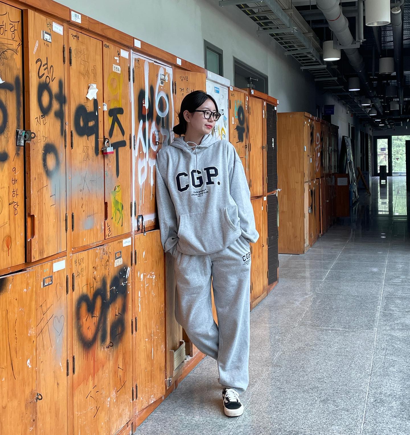 #ad
막학기 대학생에게 교복같은 템..
(미대생인척 하는 공대생)

#협찬 #코드그라피 #CGP #후드티 #맨투맨 #조거팬츠 #스웻셔츠 #트레이닝팬츠 #오버핏 #스타일메이트
code_graphy stylemate_official