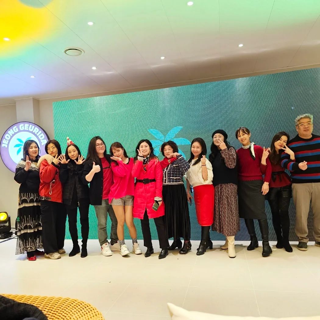 #정그리다란화 용인에 #비지니스센터 오픈식에 다녀왔다.
이런 곳에 초대받고 나 멋져☆

작은 공연과 다과, 이벤트 빵빵했던 오프닝, 중국과 한국의 비지니스 교류를 적극적으로 할 수 있는 곳이라 특별하다.
이러니 저러니해도 해외진출 판로를 자연스럽게 매칭할 수 있는 기회의 장이라 해외사업을 생각한다면 한번쯤 가볼만 하다.

#용인비지니스센터 #경기도비지니스센터 #용인카페 #용인가볼만한곳 #용인미팅 #용인미팅룸 #중국사업진출 #중국사업 #이승환대표 #개그맨이승환
