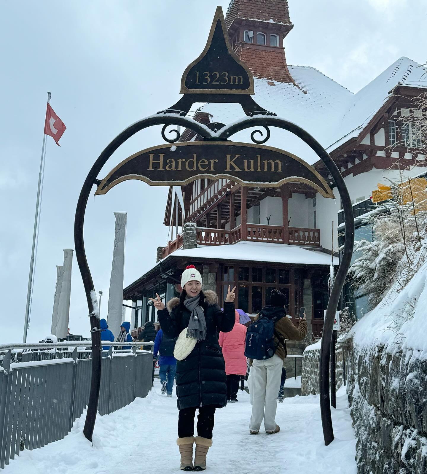 𝗦𝗪𝗜𝗦𝗦🇨🇭♥️ 
날씨가 흐려서 아쉬웠던 하더쿨룸🏔️
이렇게 높은줄 몰랐다는 철뚜ㅎ 그래서 내사진밖에없뜸
퐁듀 짱짜고 맛있엇다 레더라쪼꼬렛도 짱마싯따
하루만에 눈이 엄청많이 왔지만 알찬하루🤍
#인터라켄 #하더쿨룸 #interlaken #haderkulm 
#신혼여행 #스위스 #switzerland #🇨🇭
#현진철민_신혼여행