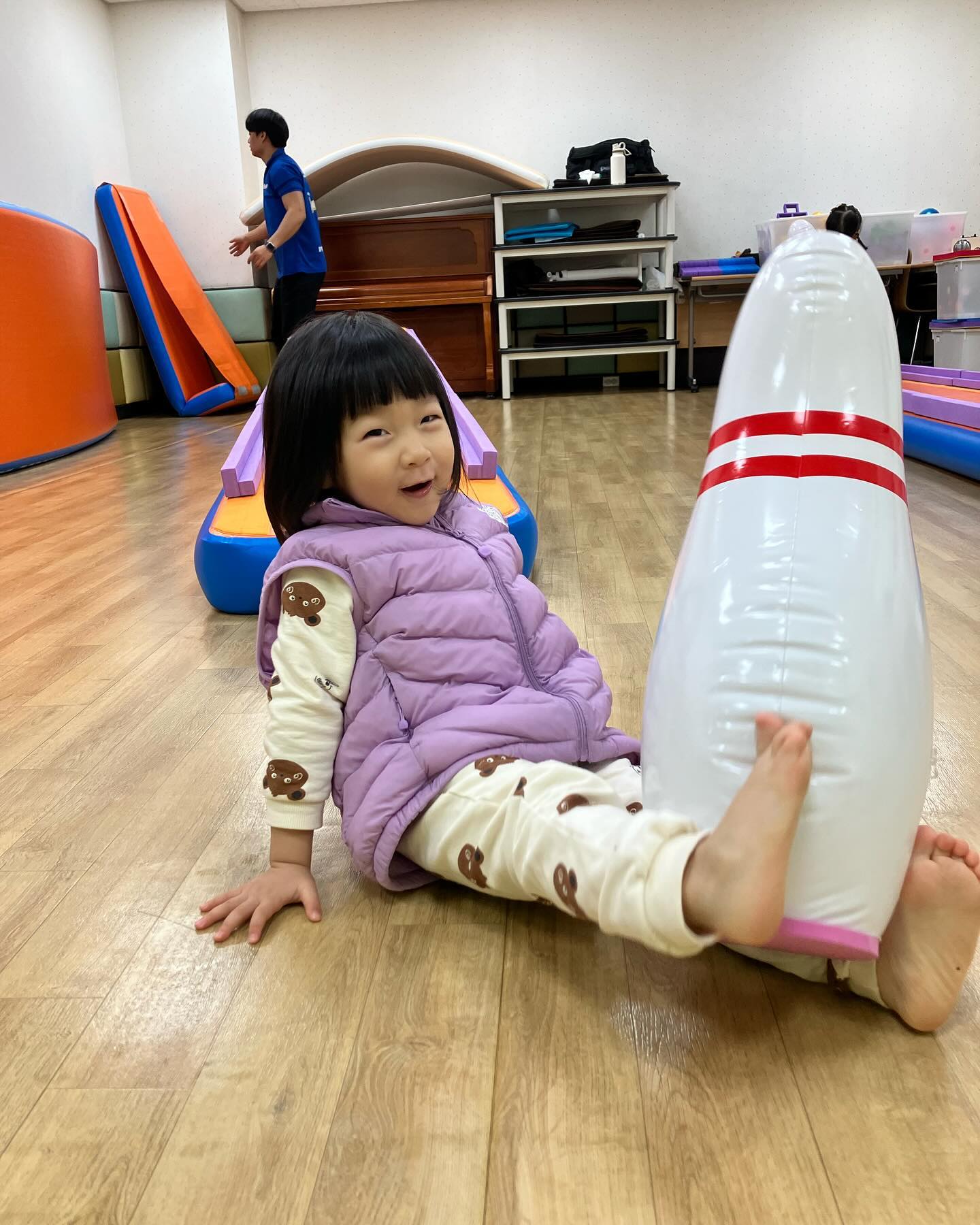 +876
소희는 오늘 어린이집 갔다가 점심ㅁ먹고 하원하고
낮잠20분자고 깨서
문센 다녀왔어요
1일특강 신청하길 잘했군!
너무 좋아하네

어린이집 다닌 후로 텐션 더 올라간 소희😍